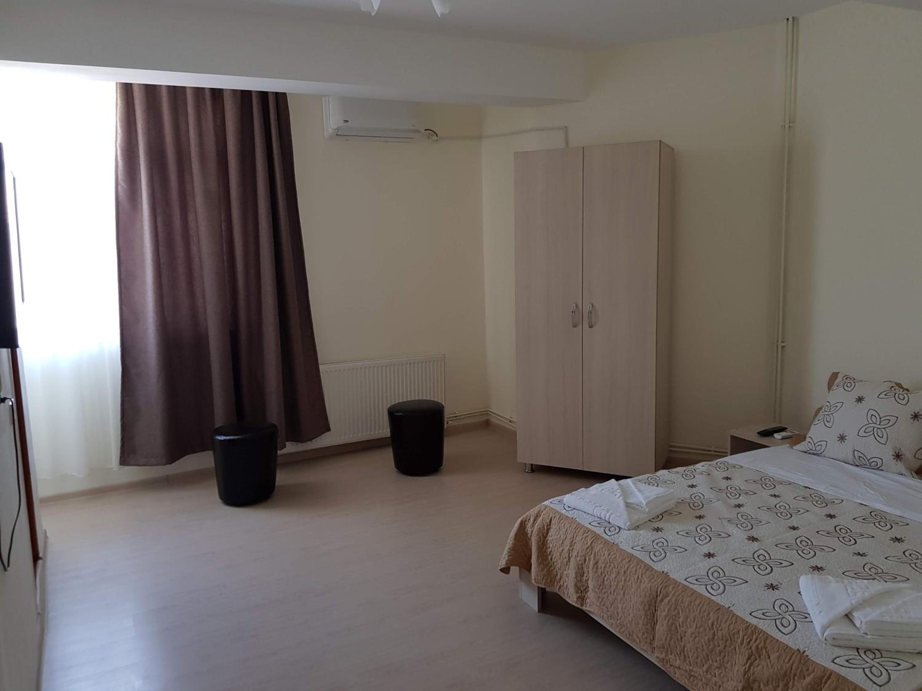 Double Room with Private Bathroom - Photo 3