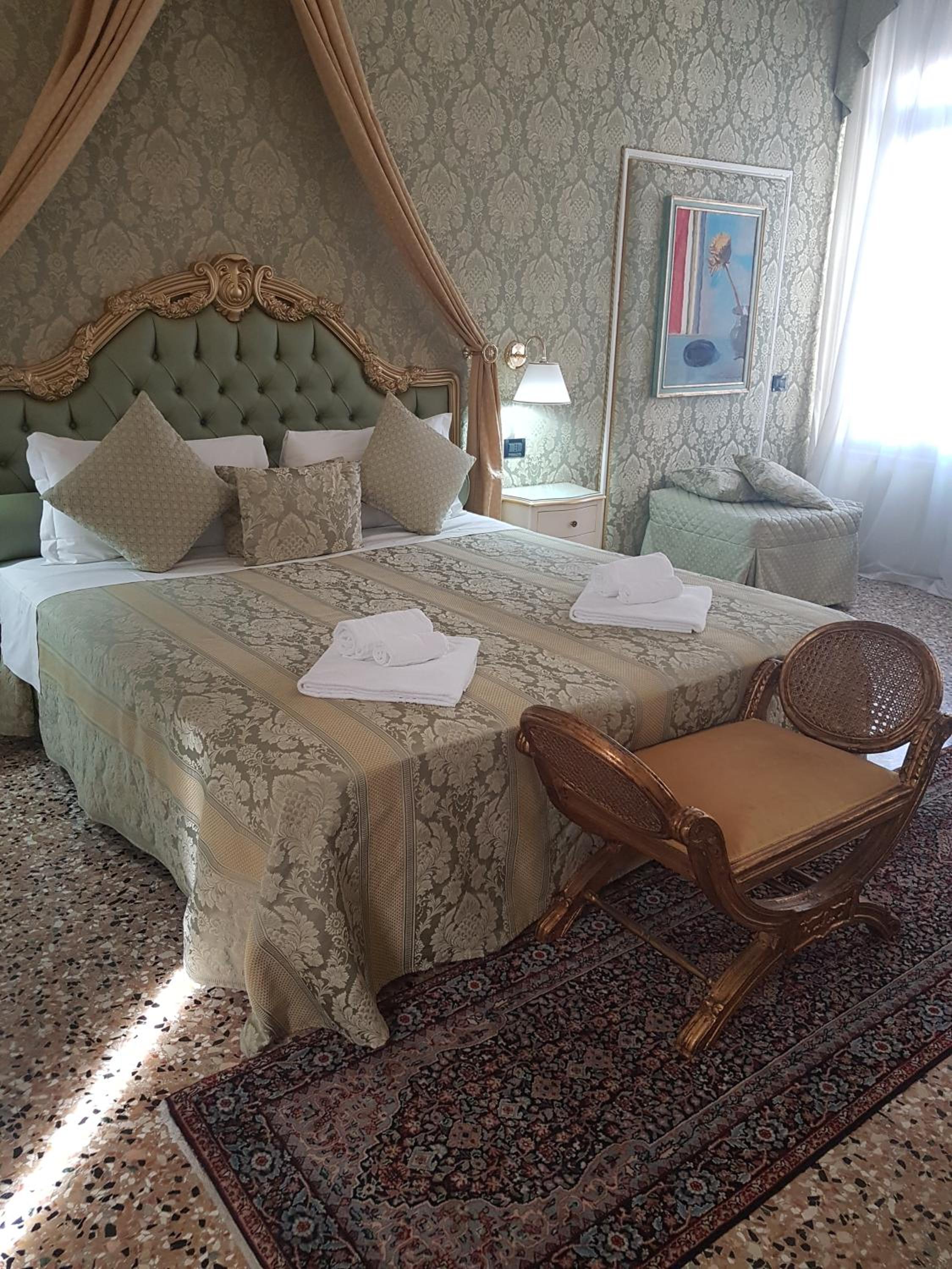 Deluxe Suite "Carlo Goldoni" with Campo Santo Stefano View	 photo 3
