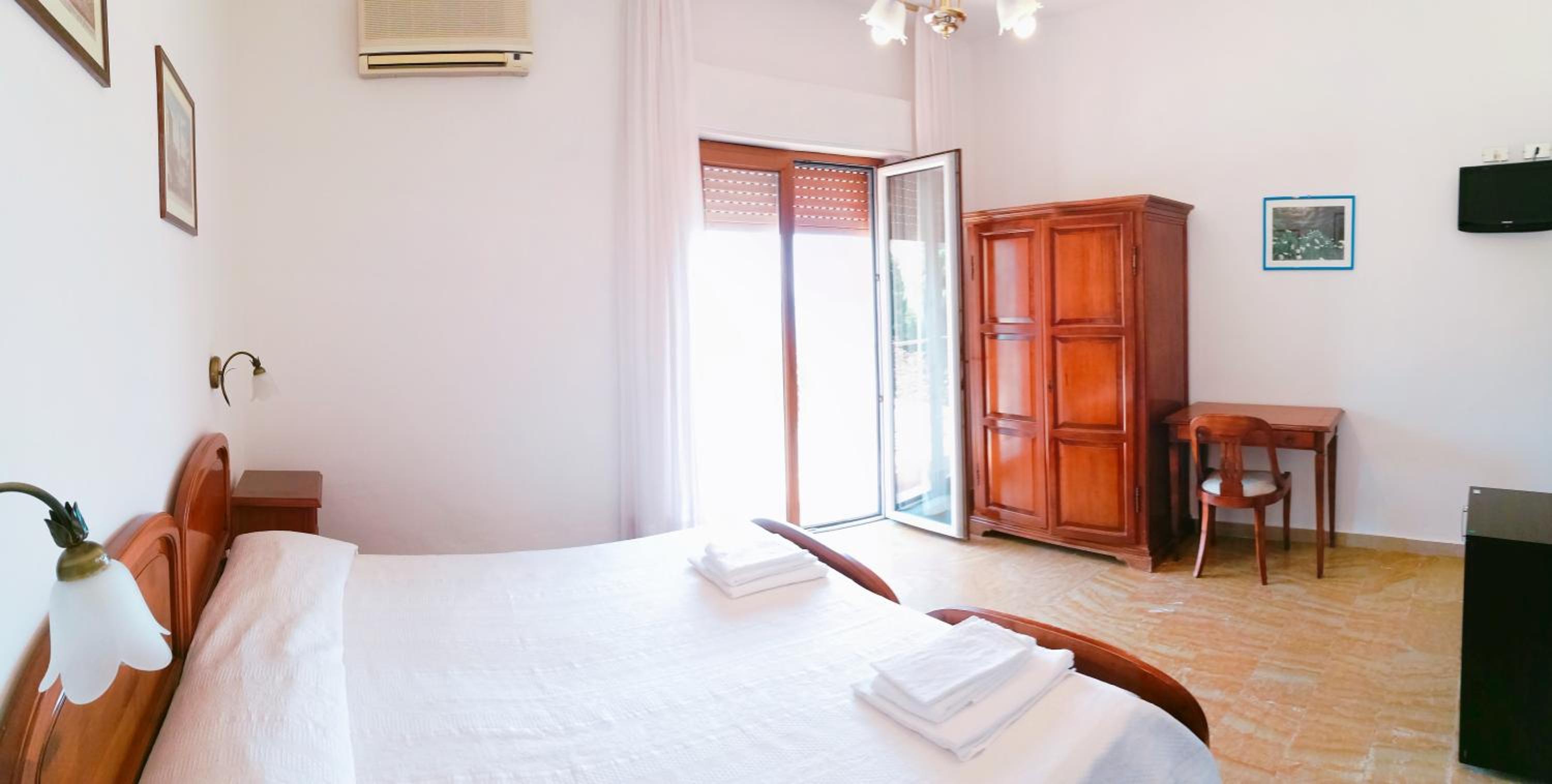 Double or Twin Room with Private Bathroom - Photo 14