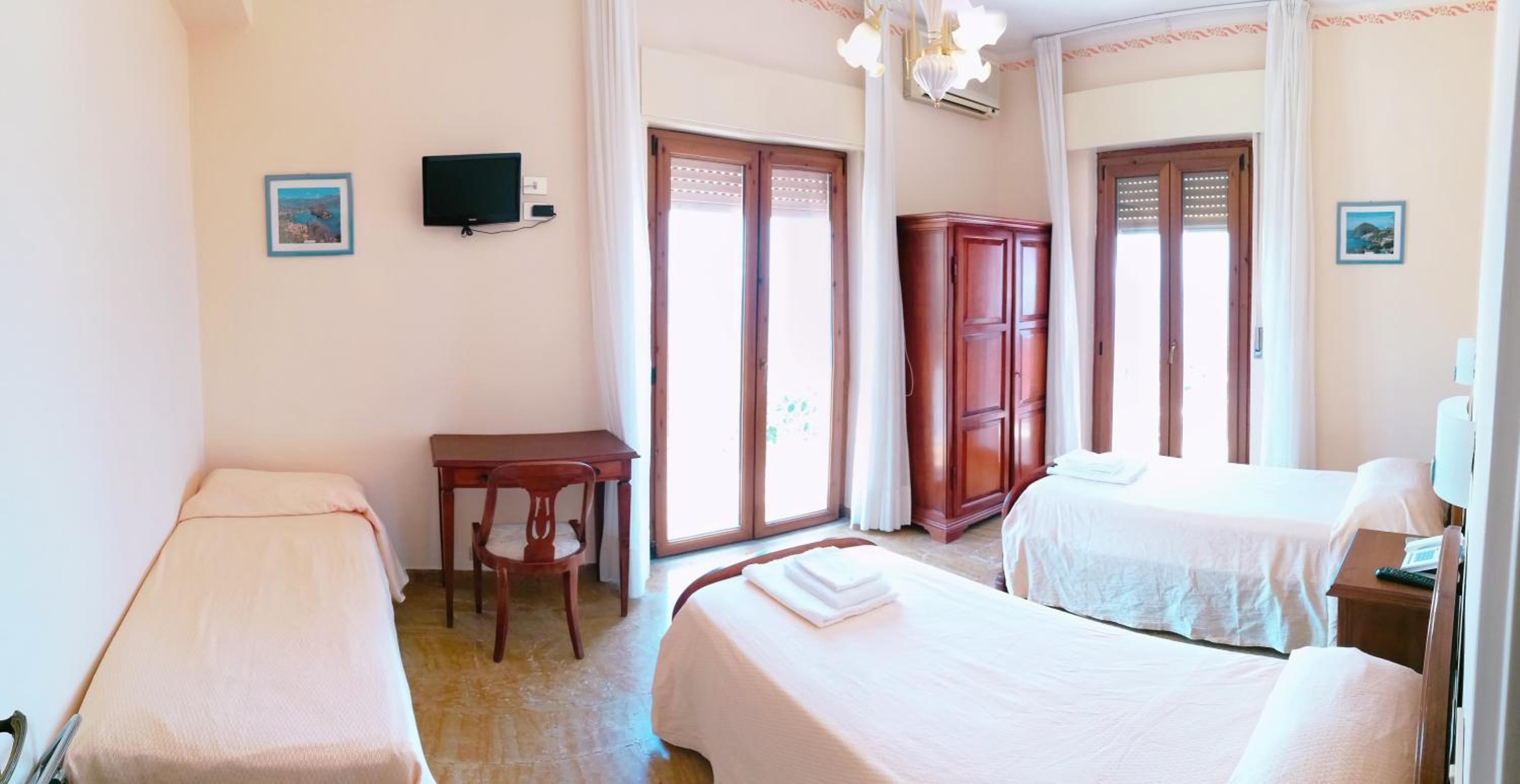 Double or Twin Room with Private Bathroom - Photo 15