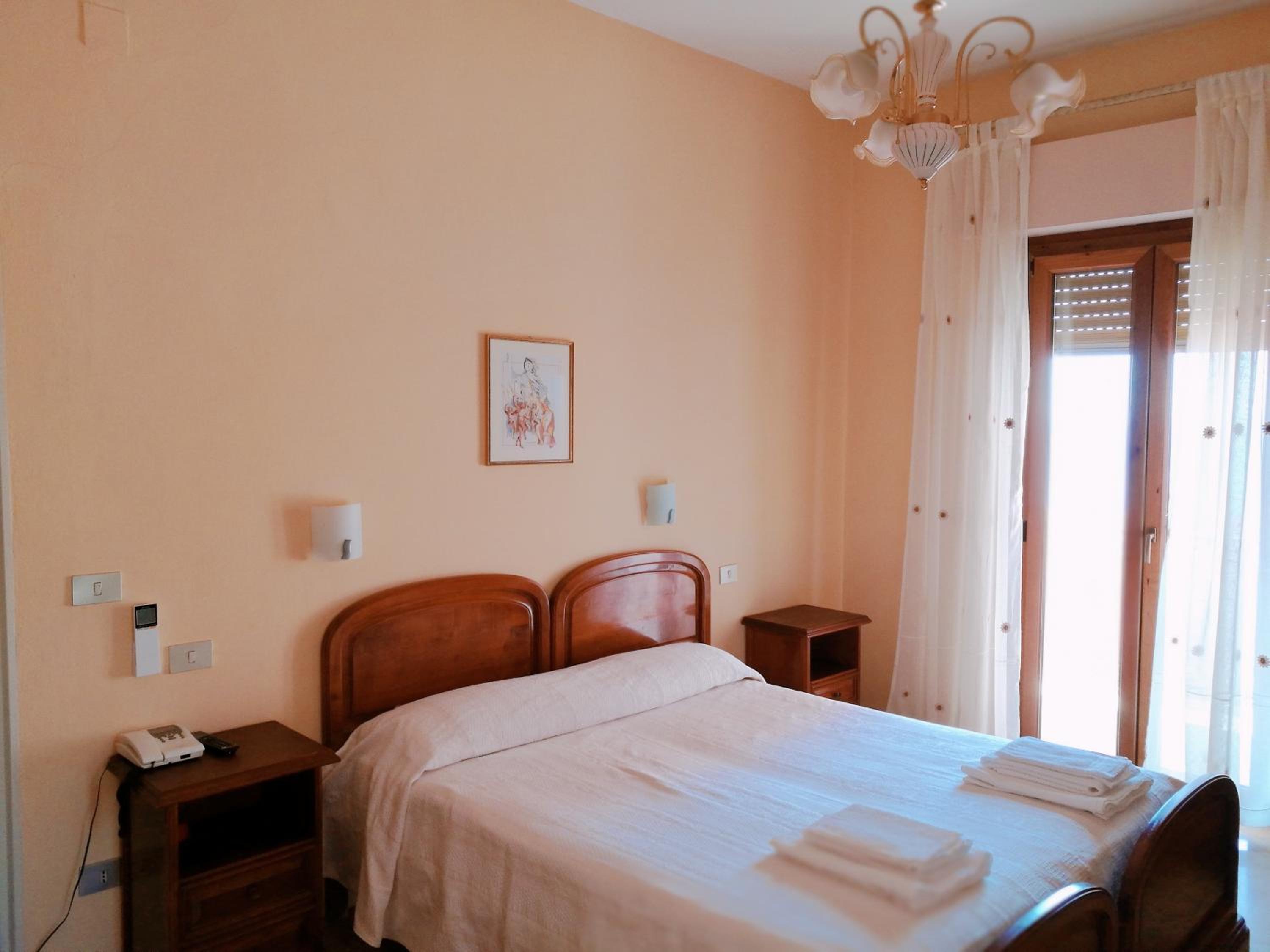 Double or Twin Room with Private Bathroom - Photo 16