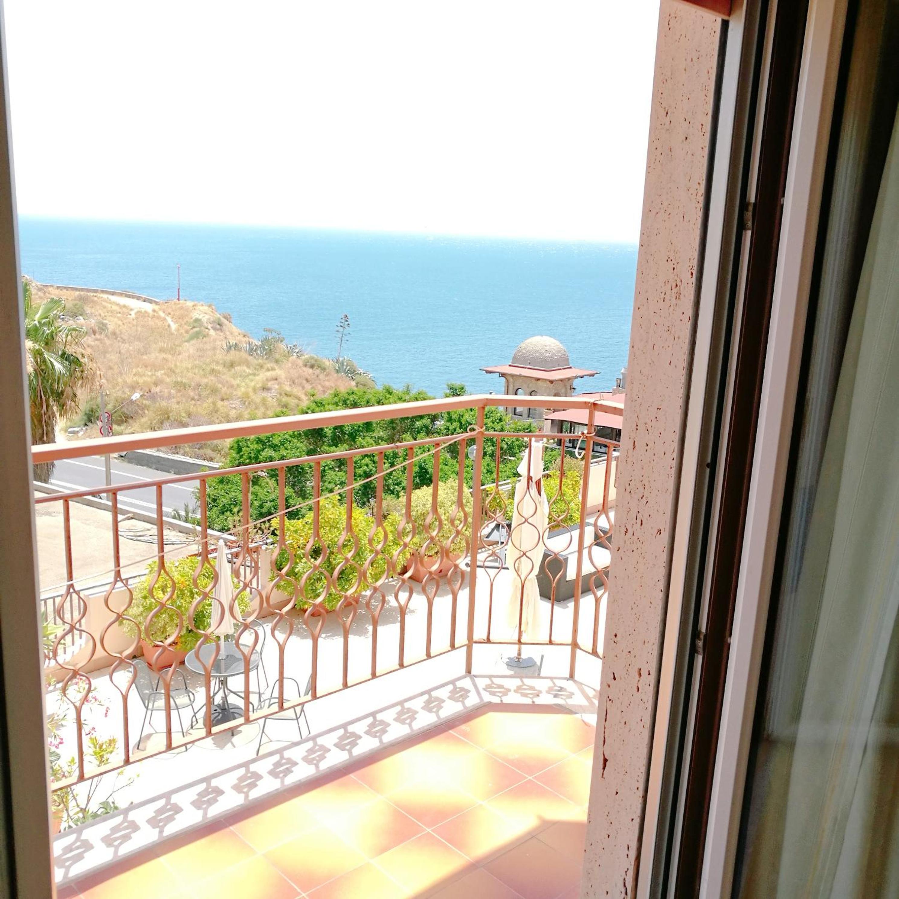 Double or Twin Room with Private Bathroom - Photo 3