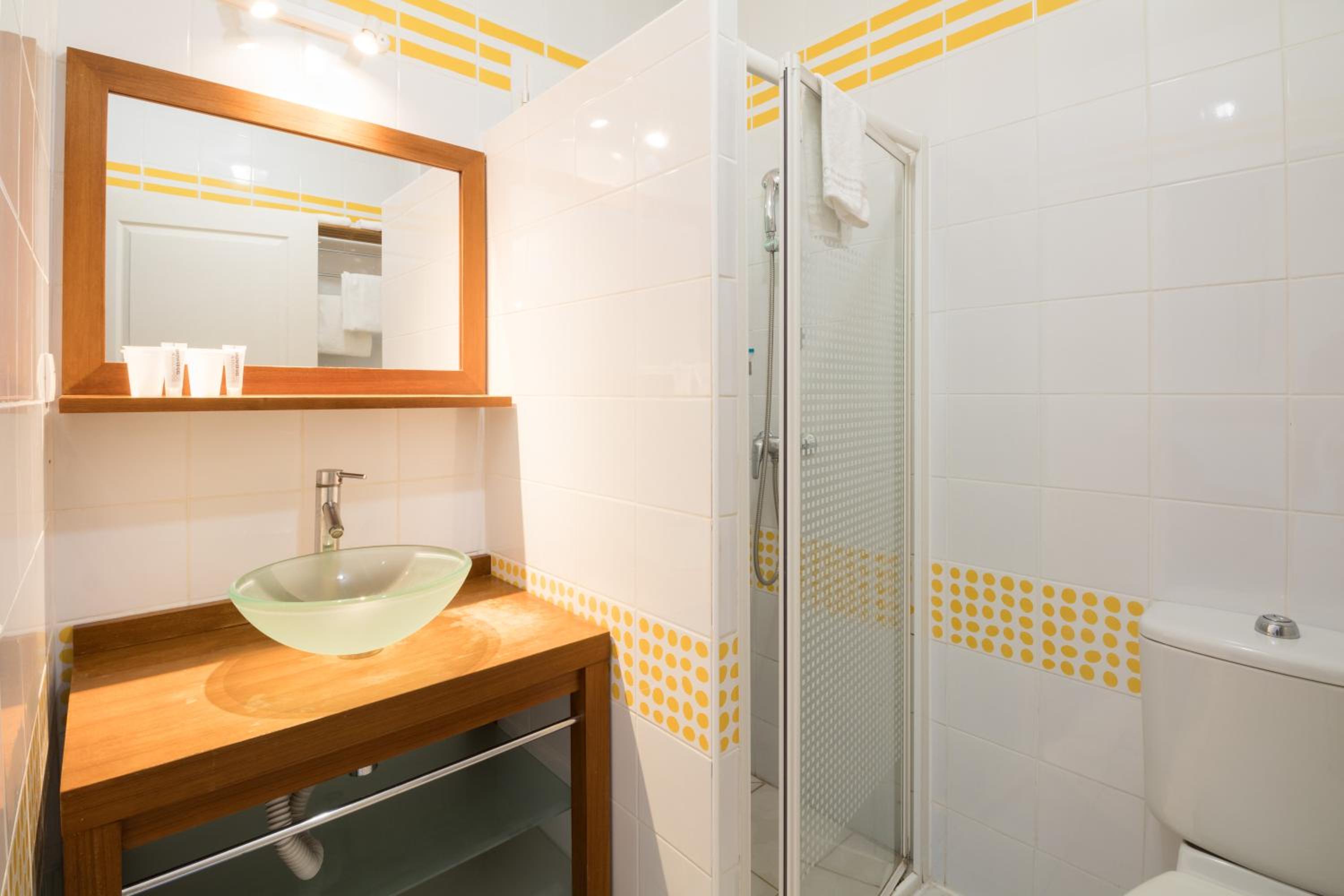 Two-Bedroom House (4-6 People) - Photo 31