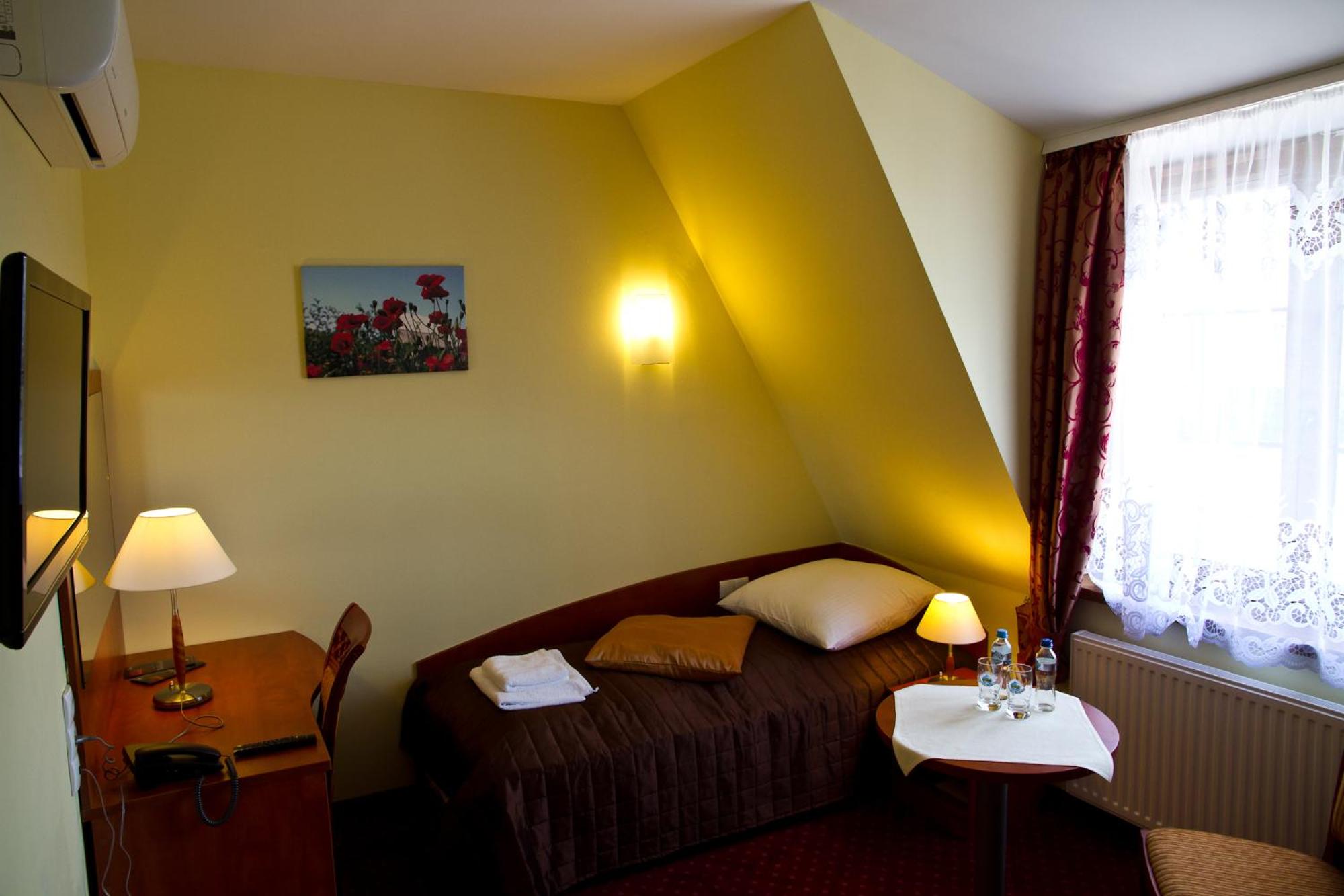 Standard Twin Room - Photo 3