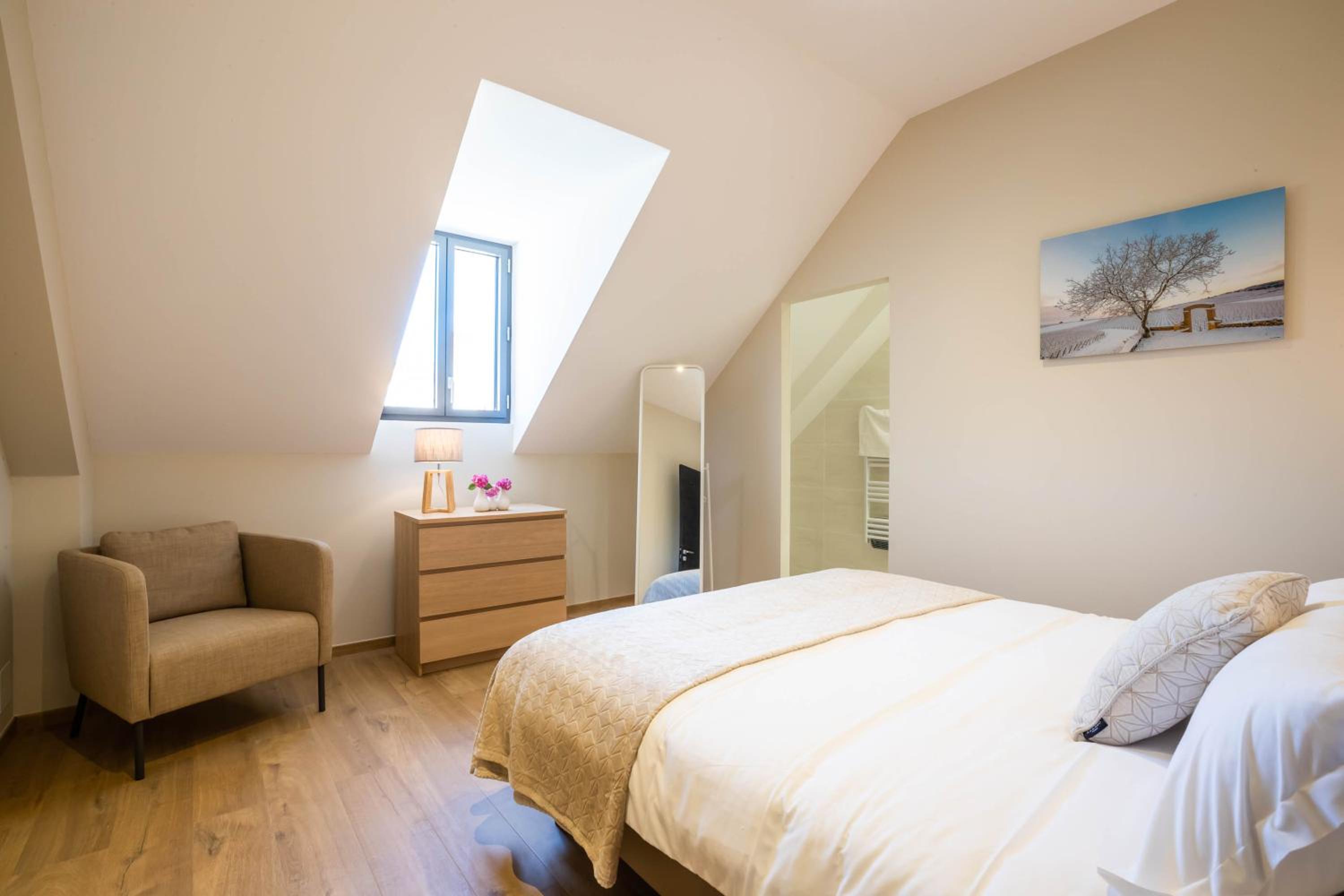 Five-Bedroom House photo 1