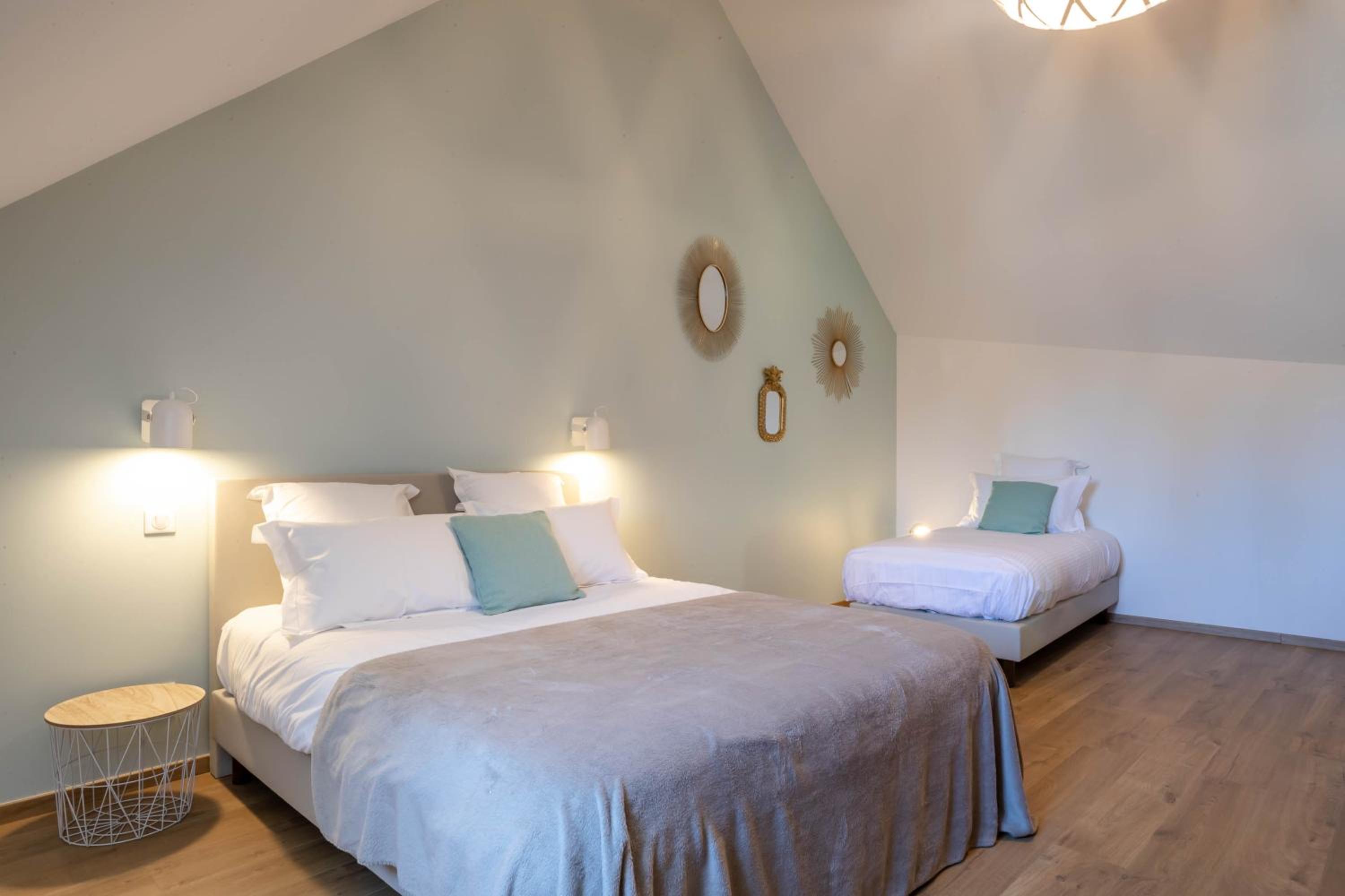 Five-Bedroom House photo 3
