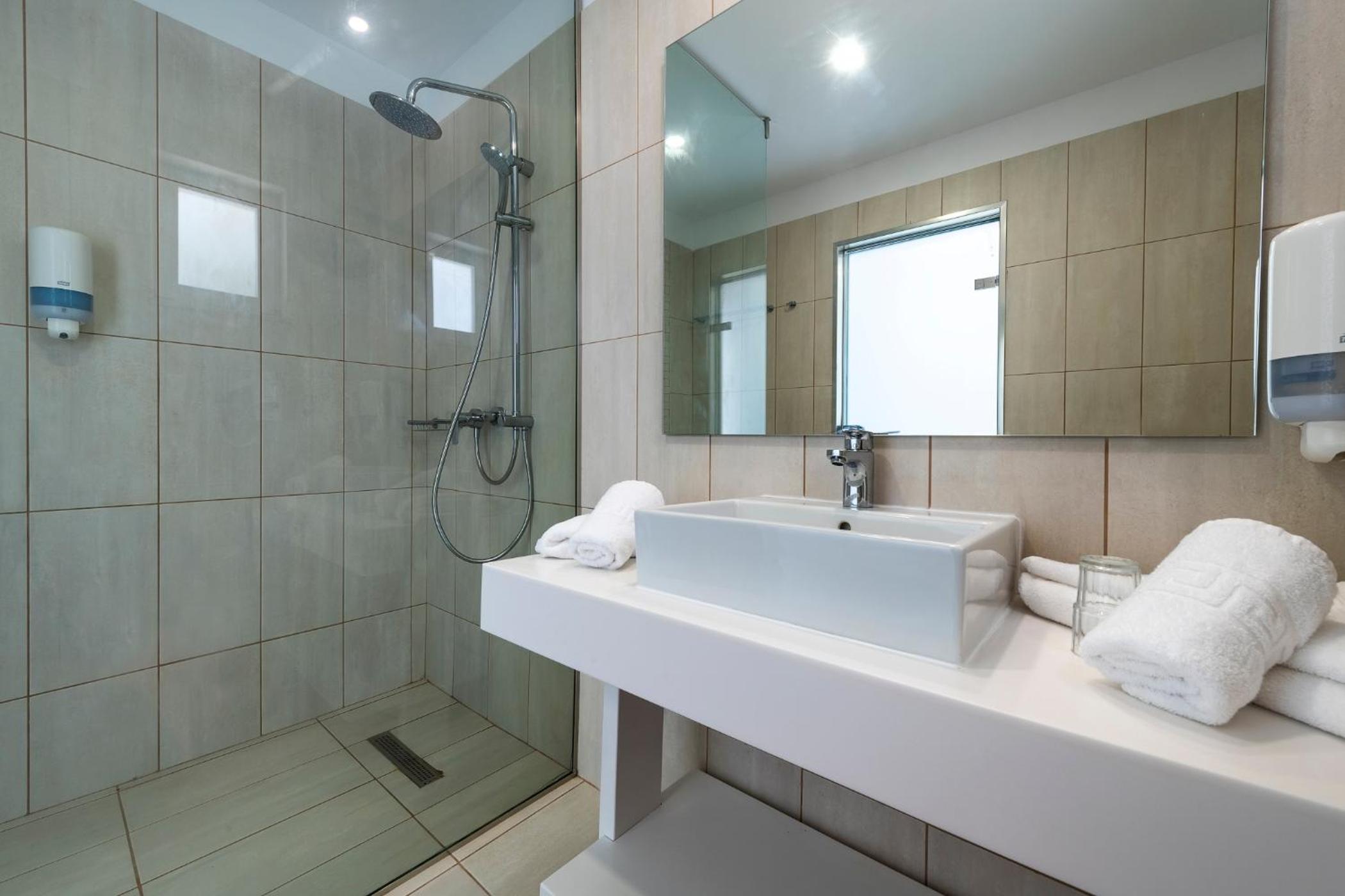 Superior Double Room with Side Sea View (2 Adults + 1 Child) - Photo 2