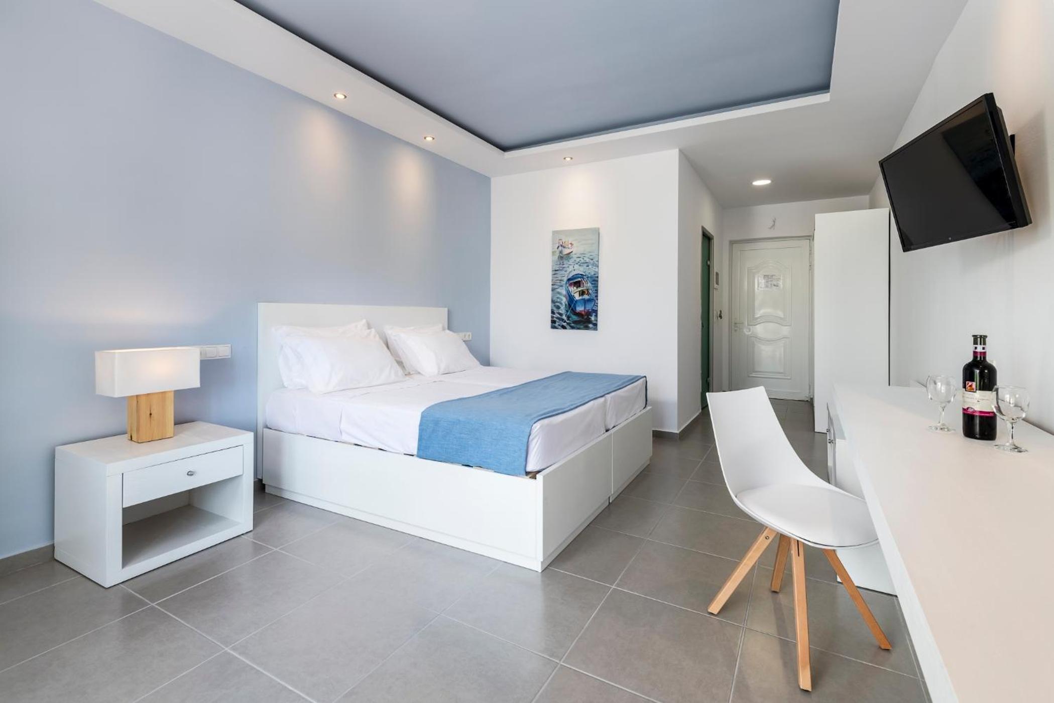 Superior Double Room with Side Sea View (2 Adults + 1 Child) - Photo 3