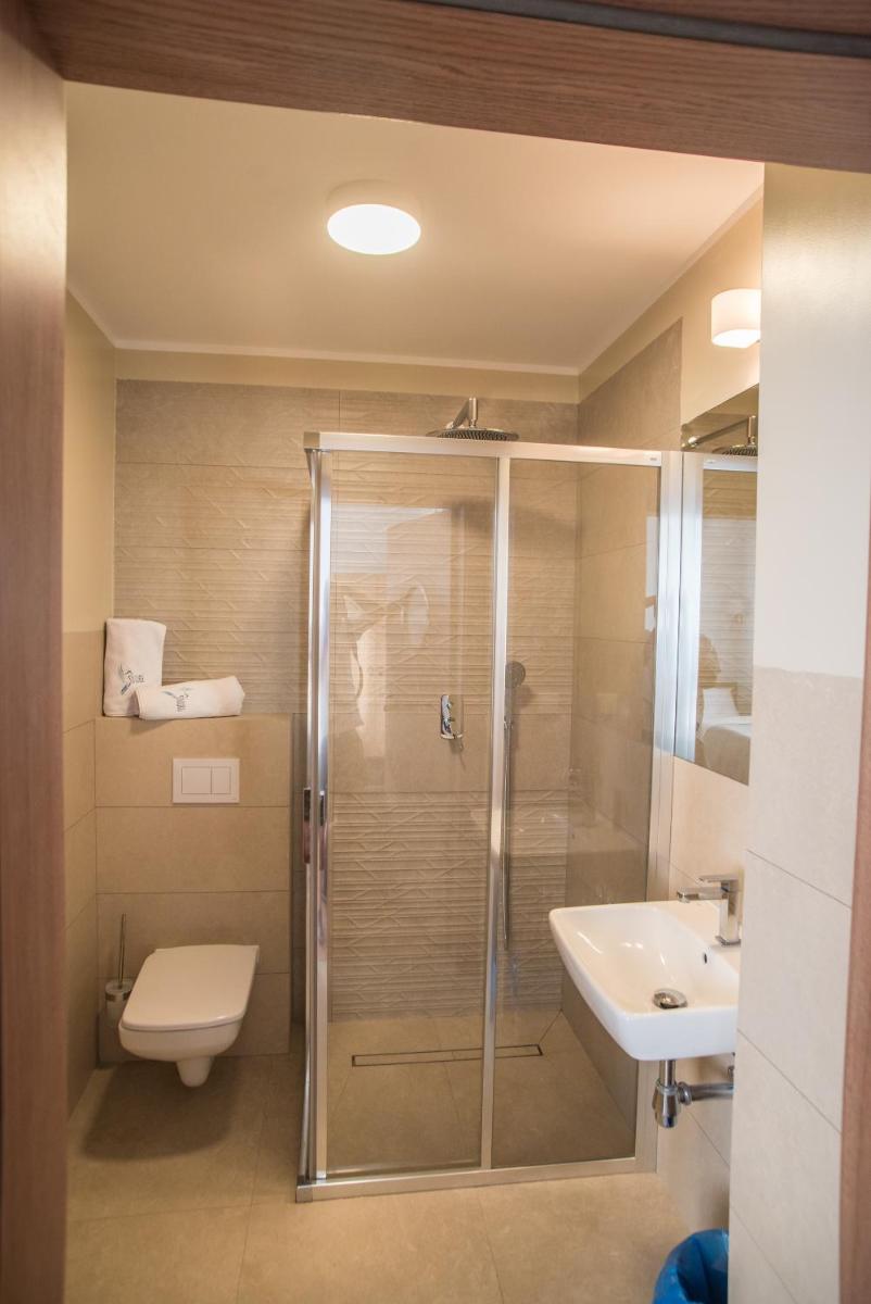 Double Room with Private Bathroom - Photo 2