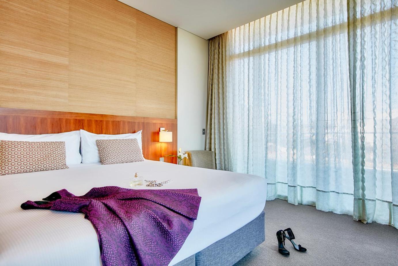 Superior King Room with Water View - Photo 2