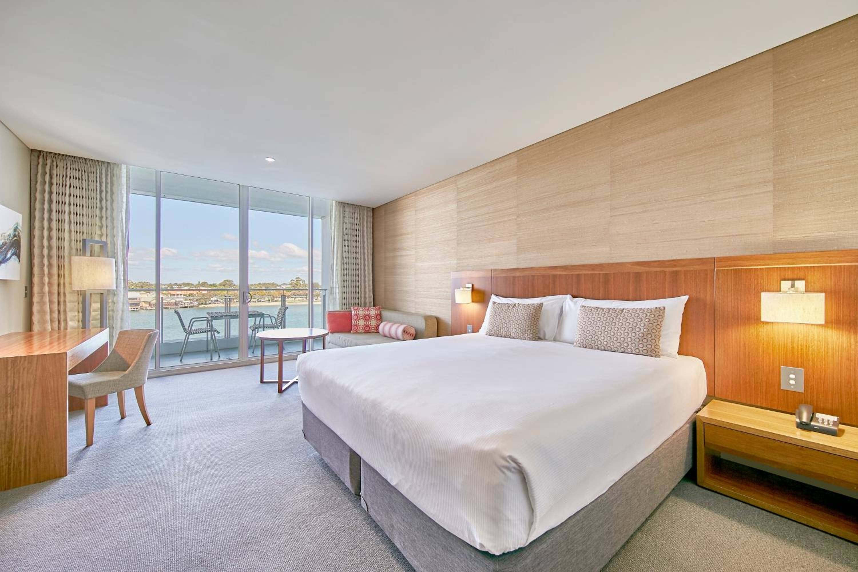 Superior King Room with Water View - Photo 1