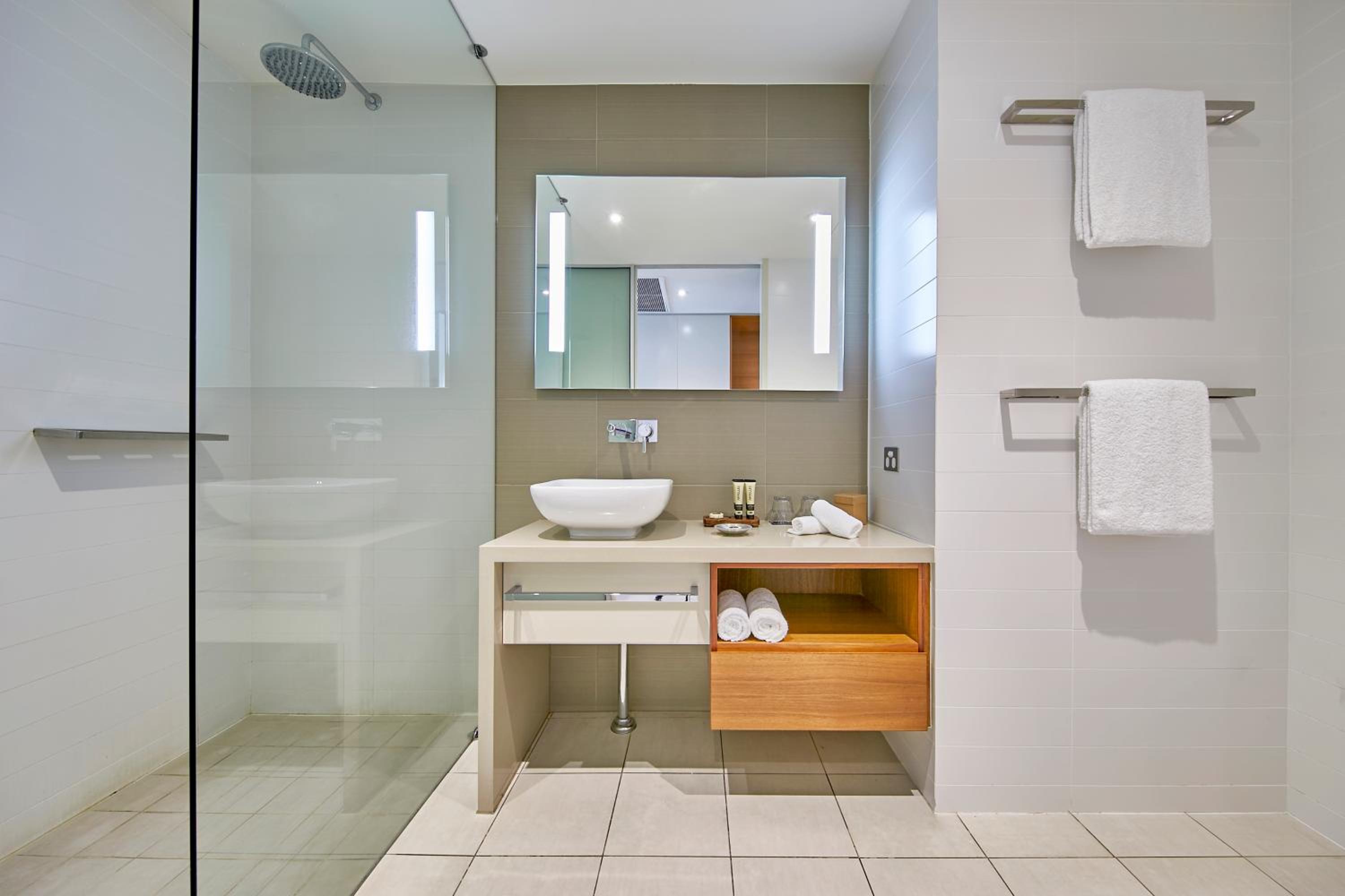 Superior King Room with Water View - Photo 4