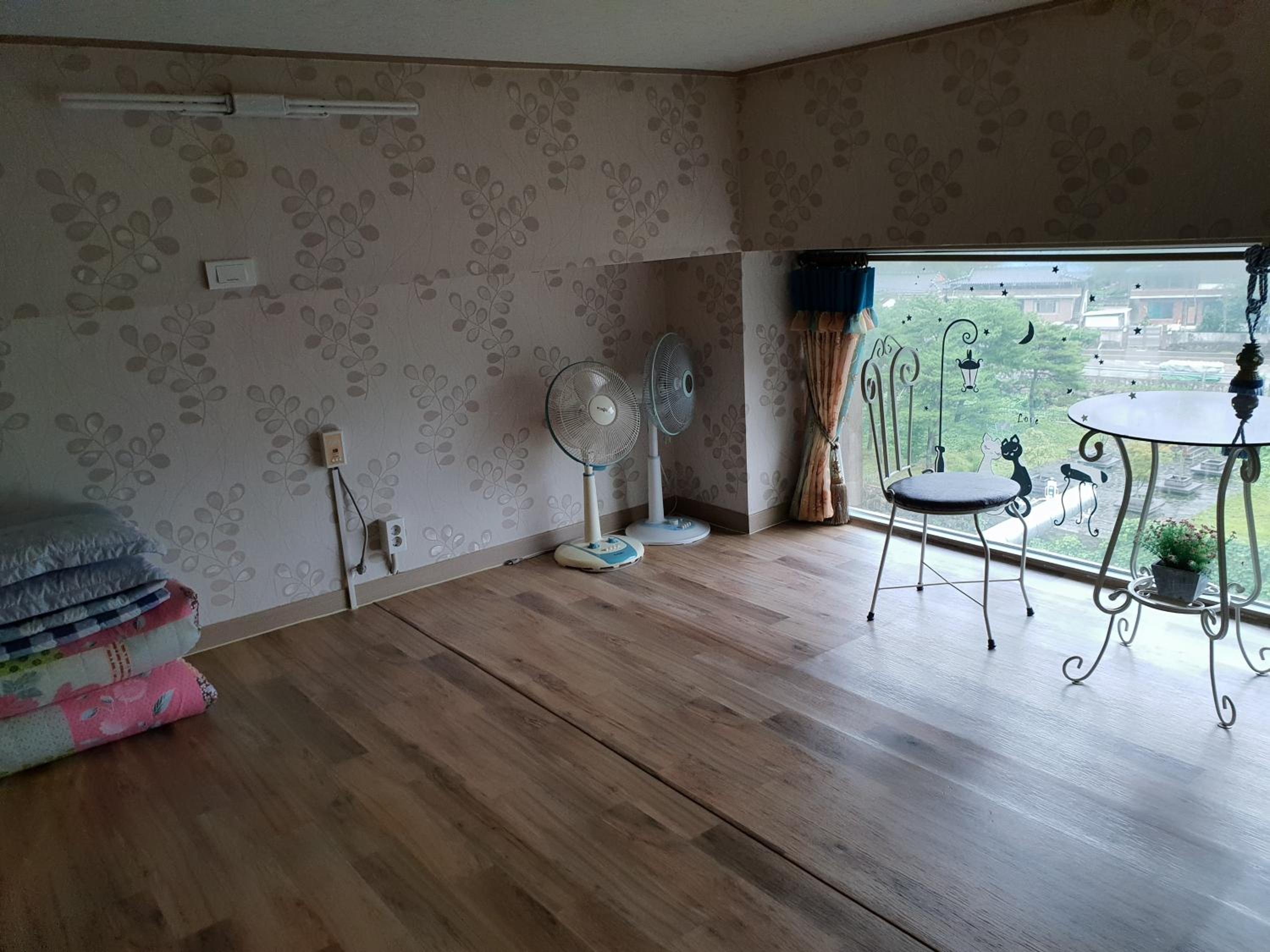 One-Bedroom House - Photo 5