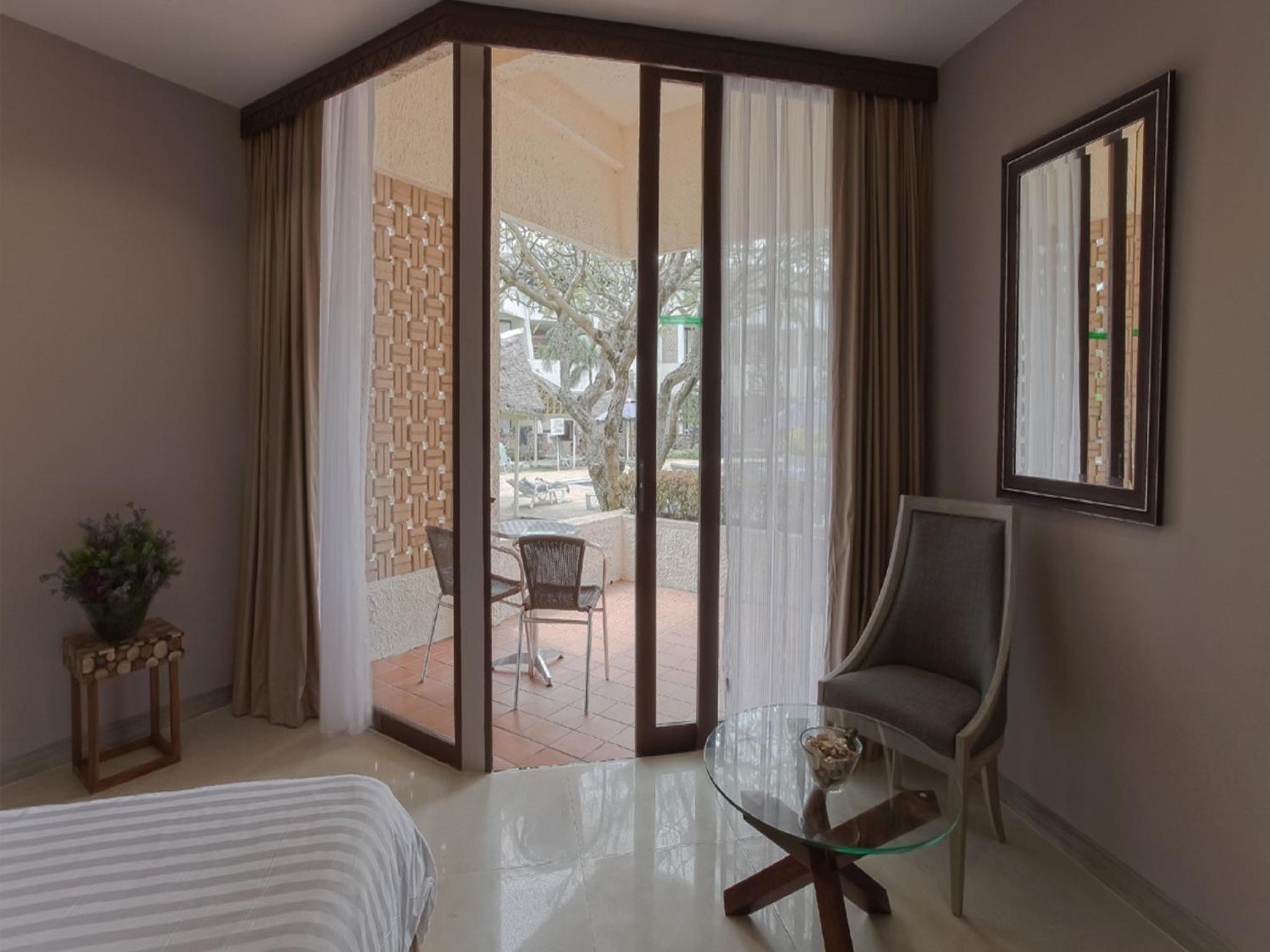 Premier Double Or Twin Room - Pool Level thumbnail 5