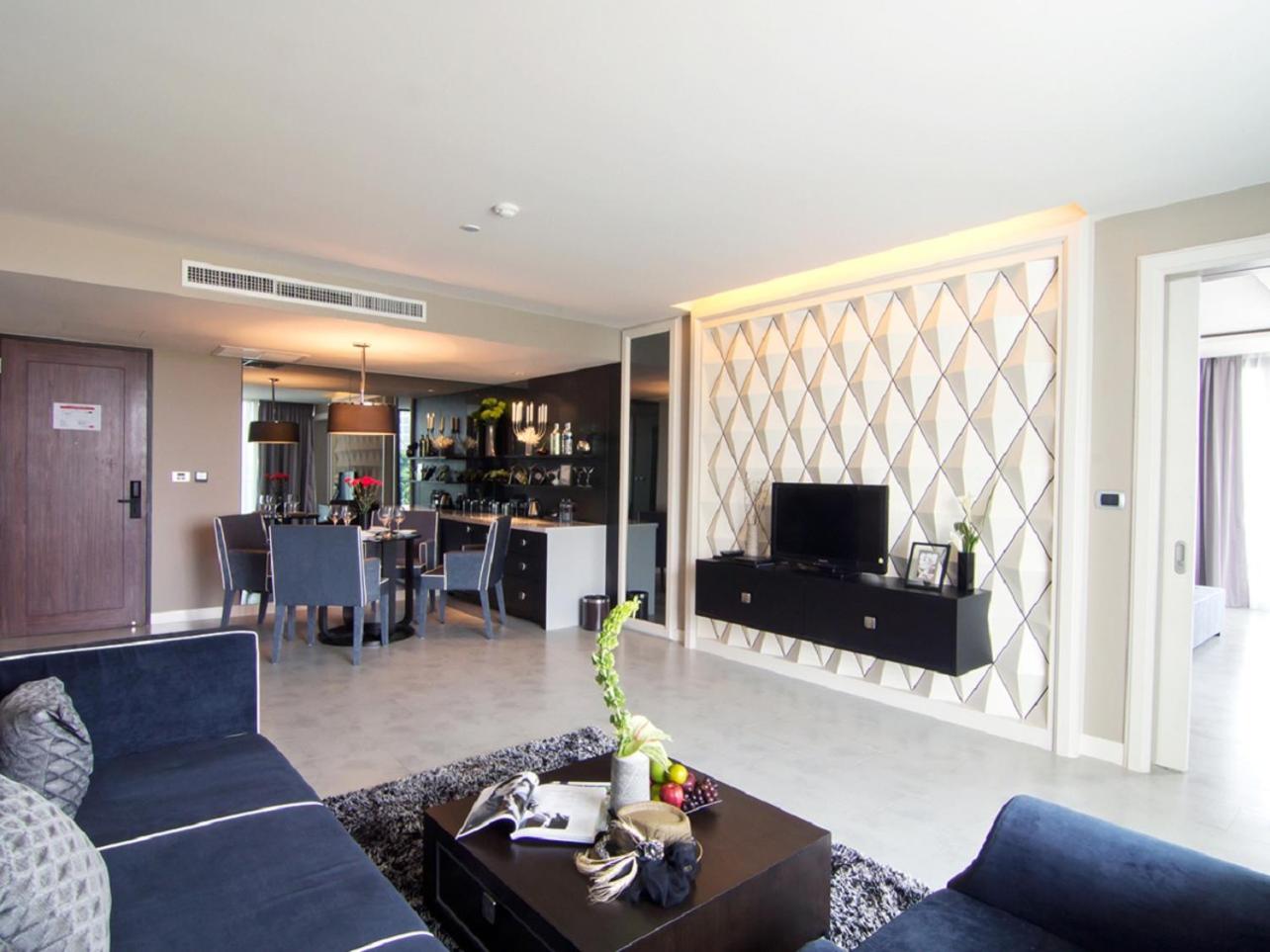 One-Bedroom Suite Sea View