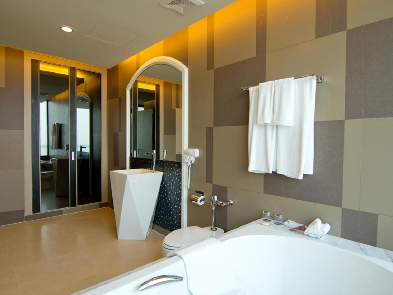 Two-Bedroom Royal Suite Sea View thumbnail 5
