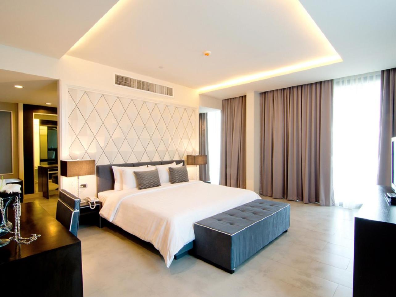 Two-Bedroom Royal Suite Sea View thumbnail 5