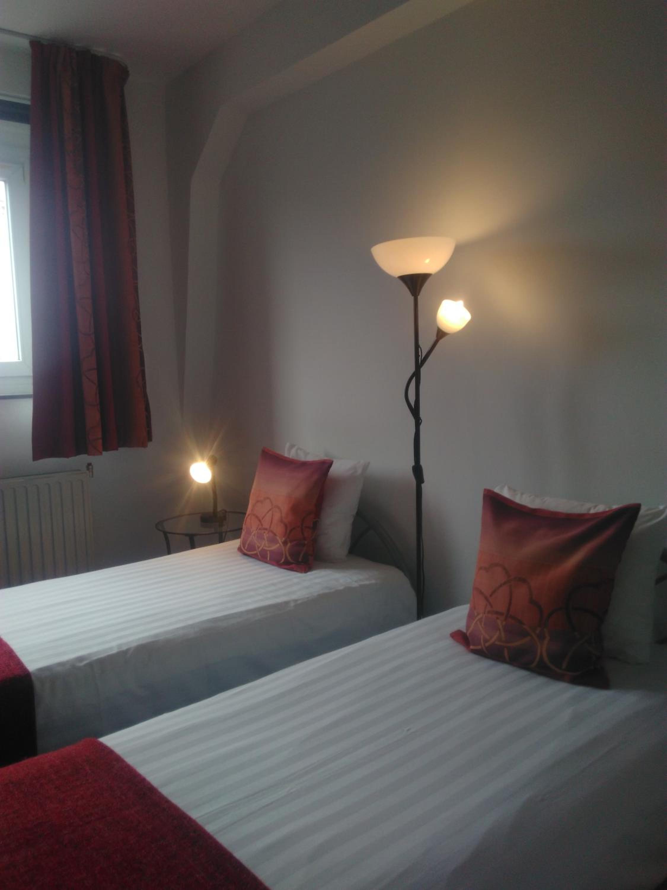 Twin Room with Bath - Photo 2