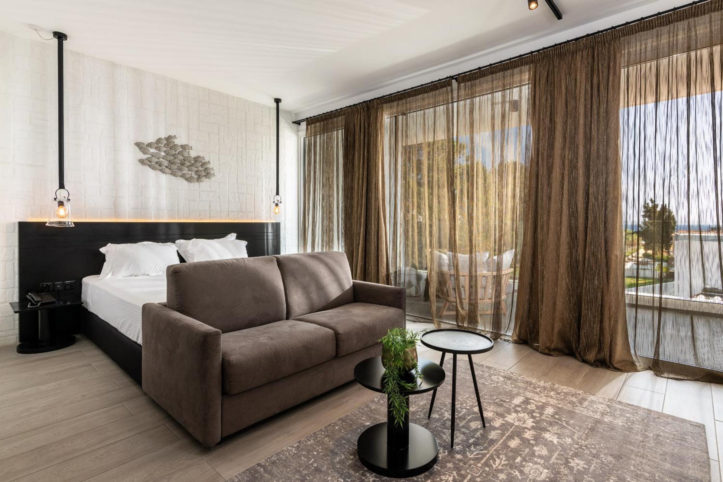 Suite with Balcony (2 Adults + 1 Child)  photo 1