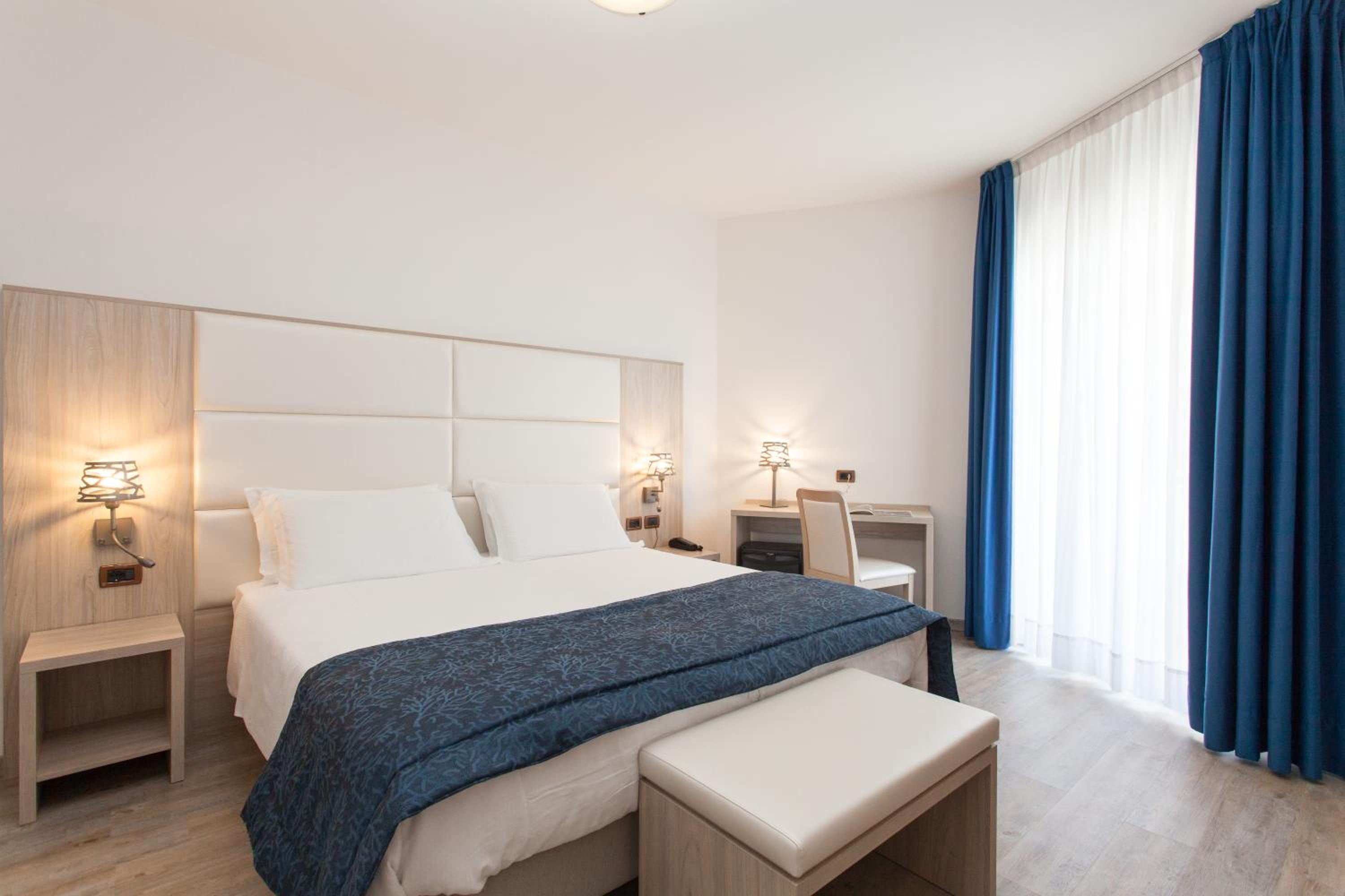Comfort Double or Twin Room with Lateral Sea View photo 1