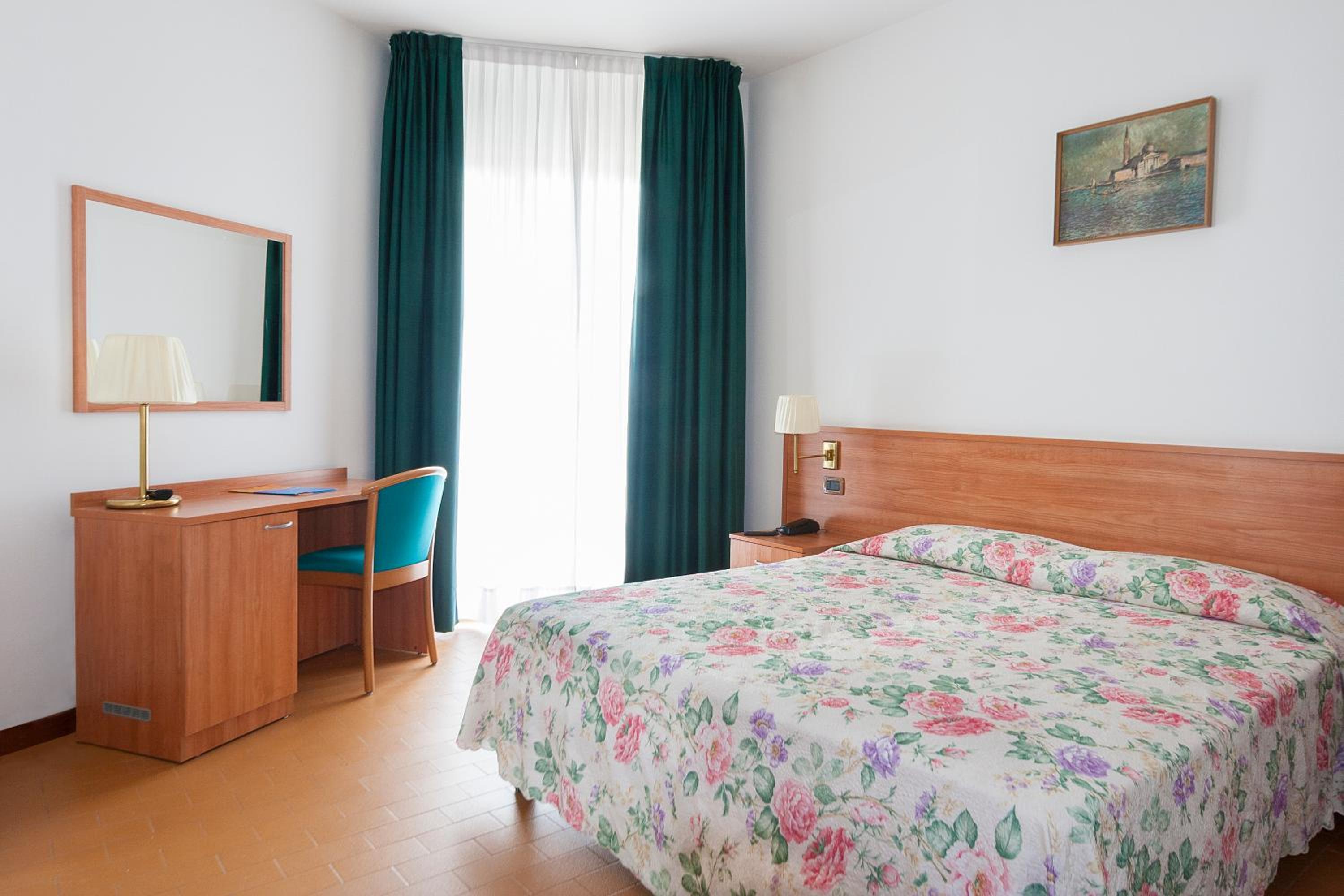 Economy Double or Twin Room with Partial Sea View photo 2