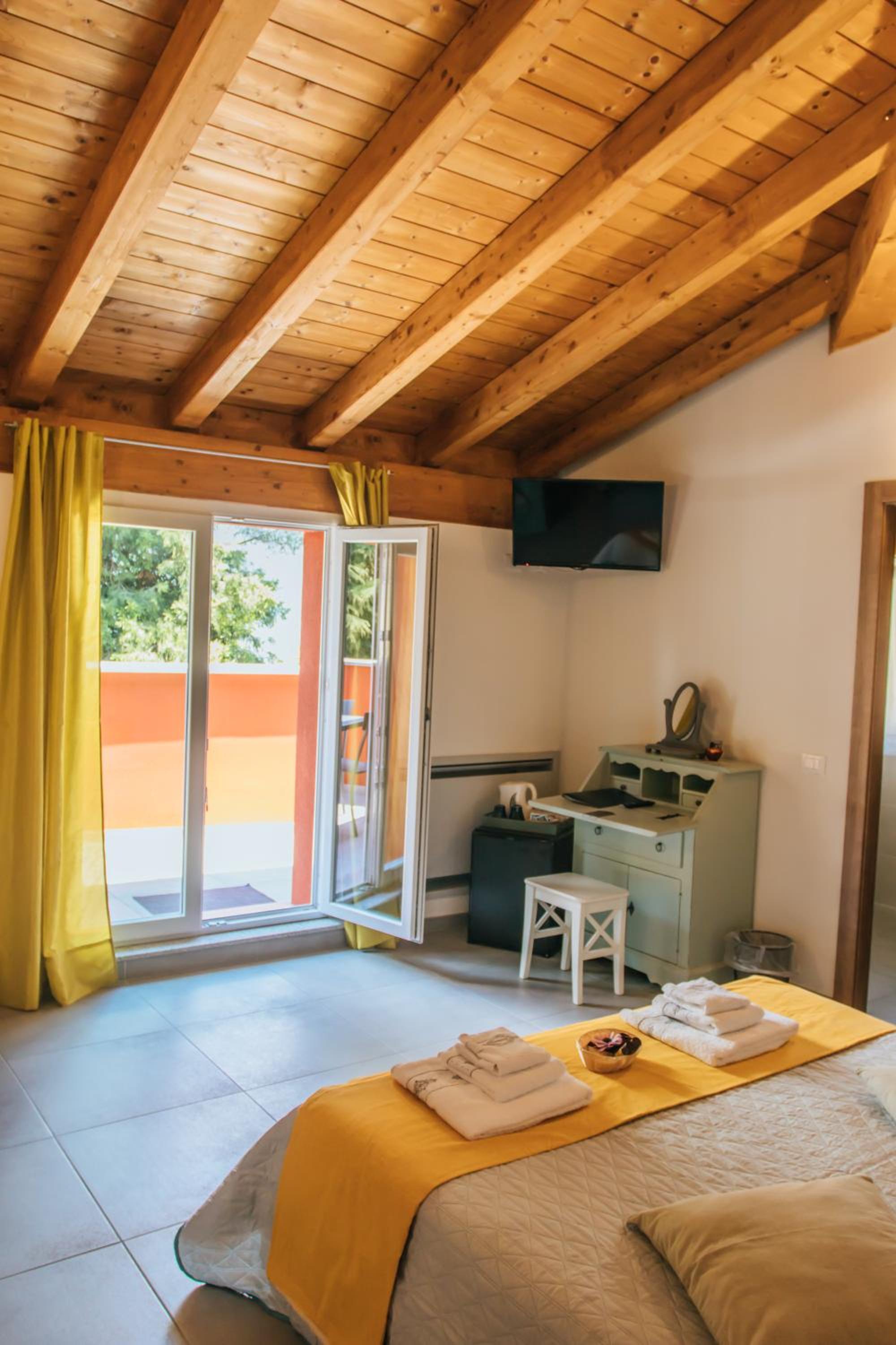 Quadruple Room with Terrace and Lake View photo 2