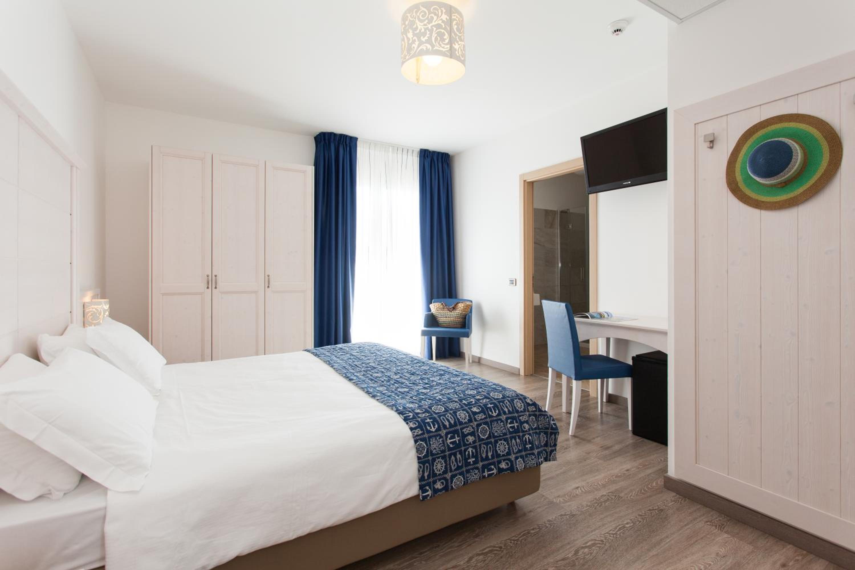 Comfort Double or Twin Room with Lateral Sea View photo 3