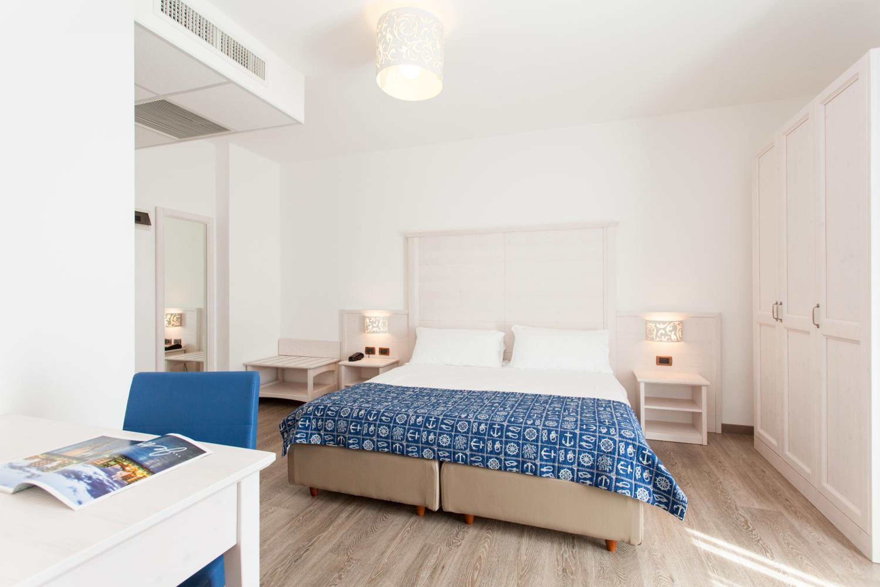 Comfort Double or Twin Room with Lateral Sea View photo 2