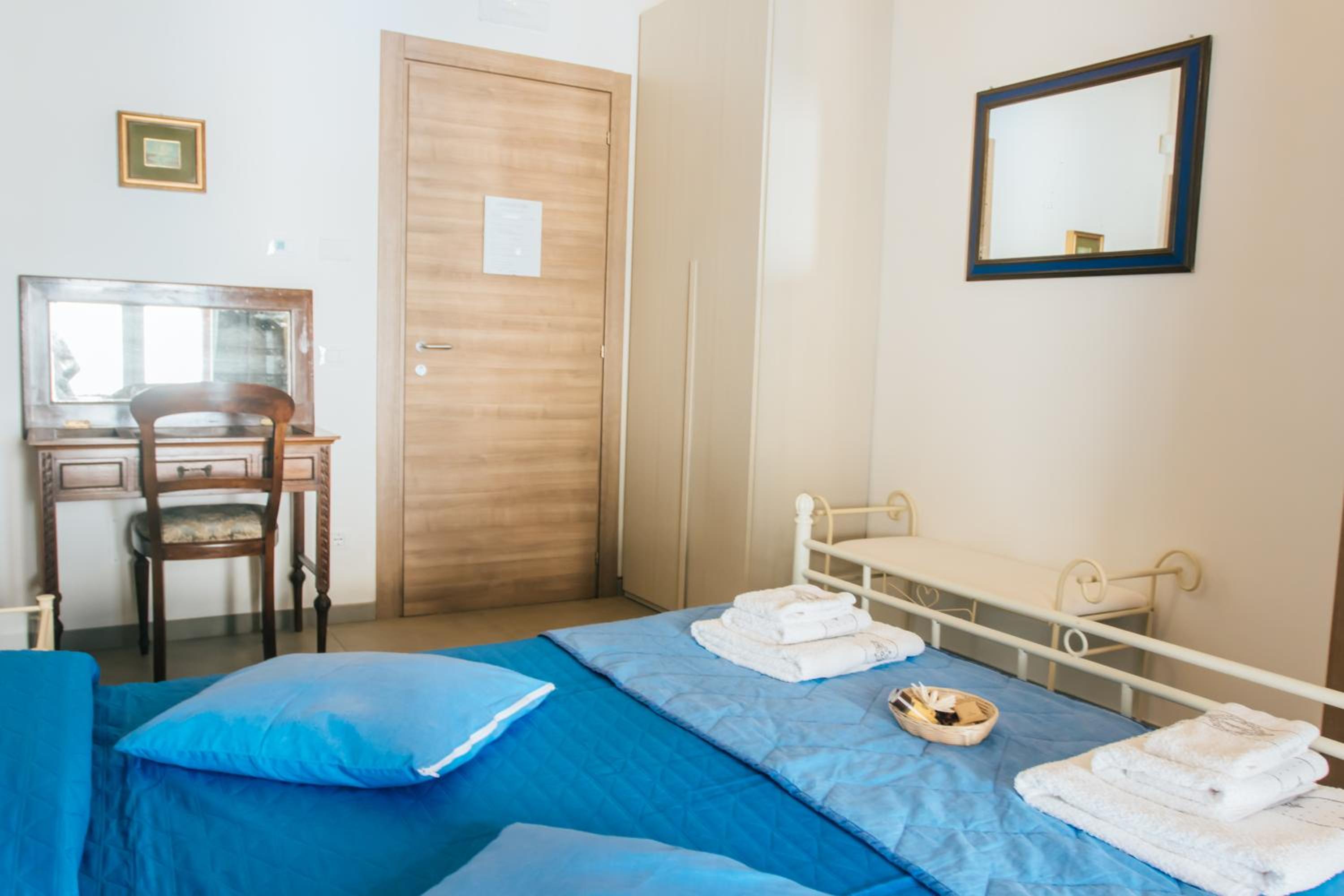 Double Room with Terrace and Lake View - Photo 6