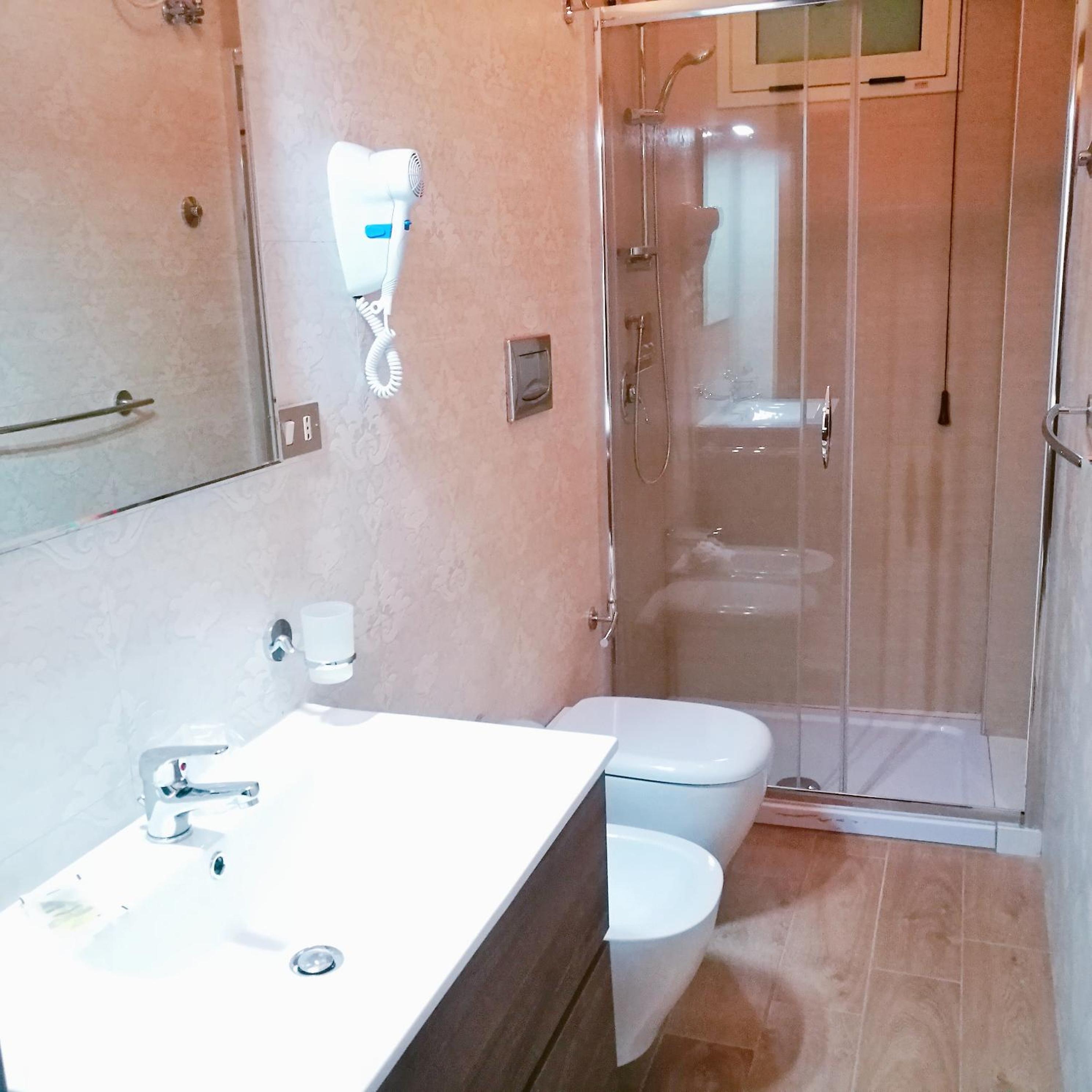 Double or Twin Room with Private Bathroom - Photo 20