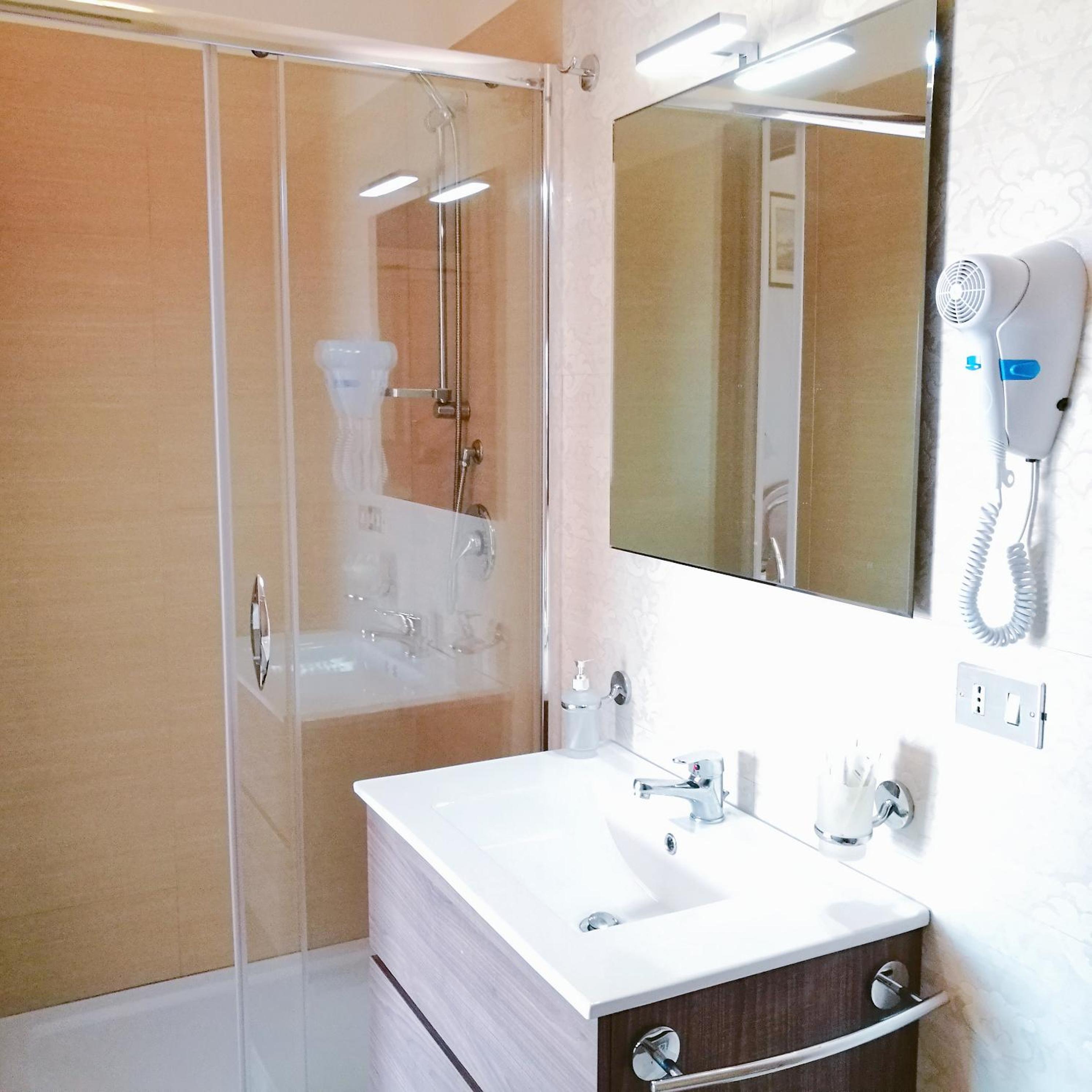 Double or Twin Room with Private Bathroom - Photo 22