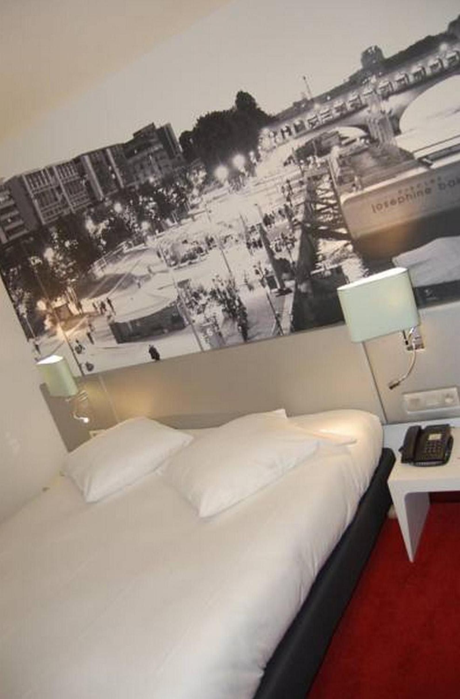 Standard Double Room thumbnail 6