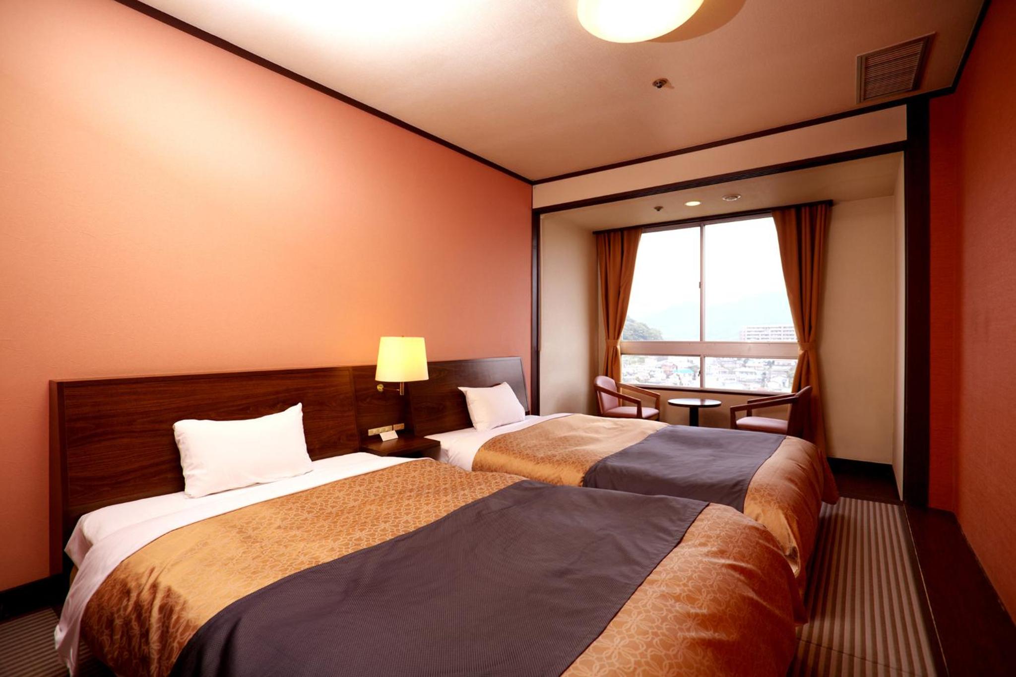 Twin Room with Mountain View - Non-Smoking