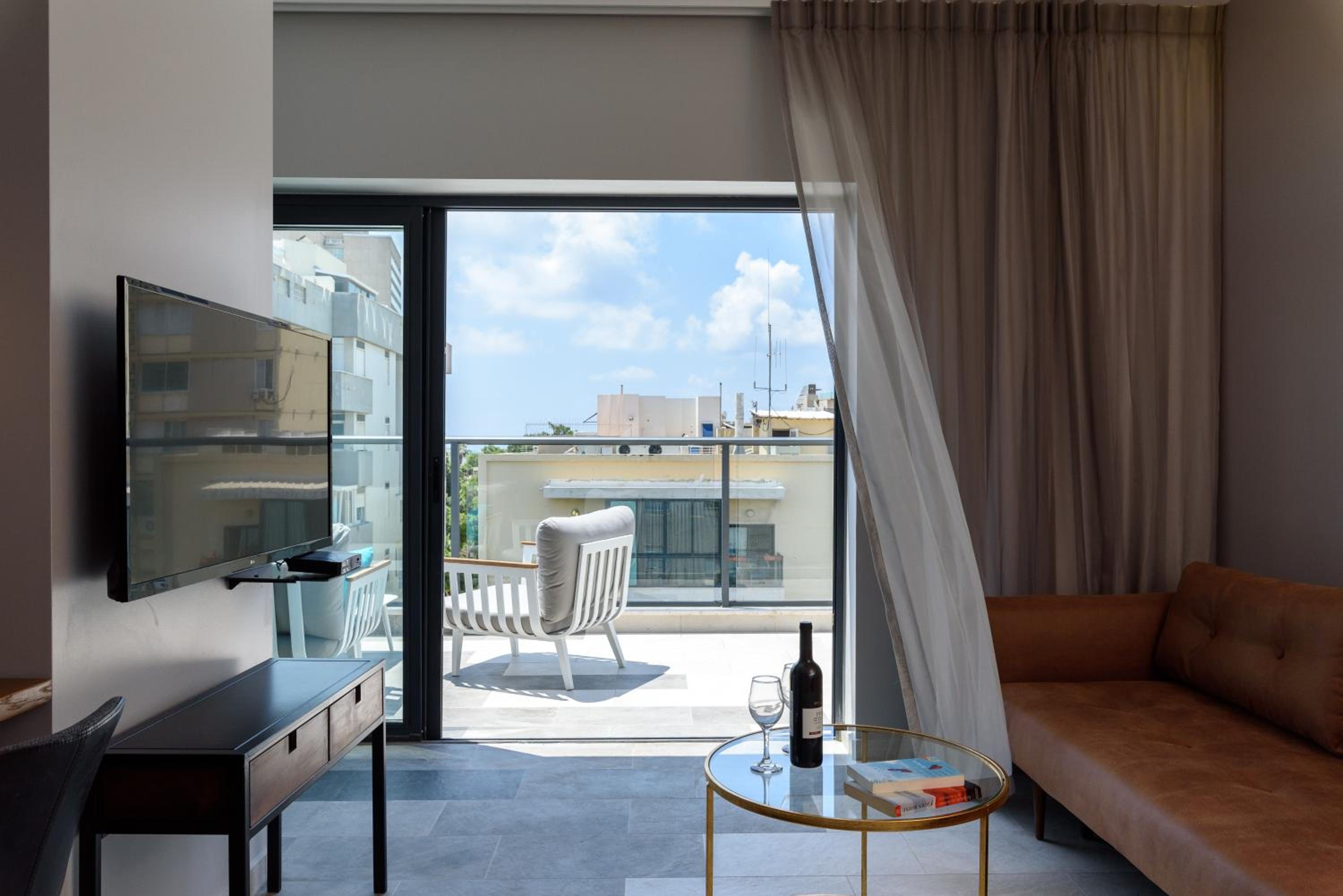 Deluxe Balcony One Bedroom Suite with Private Safe Room (Mamad) photo 1