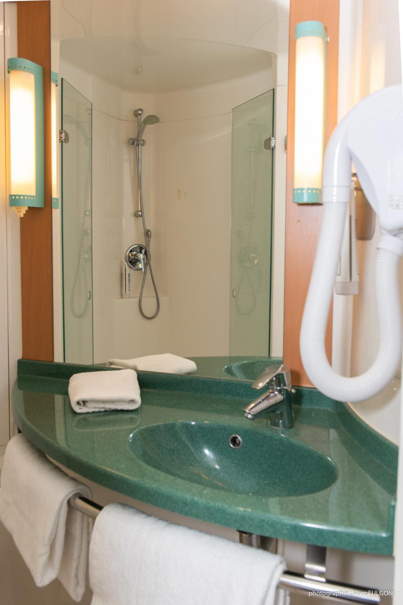 Standard Double Room - Photo 17