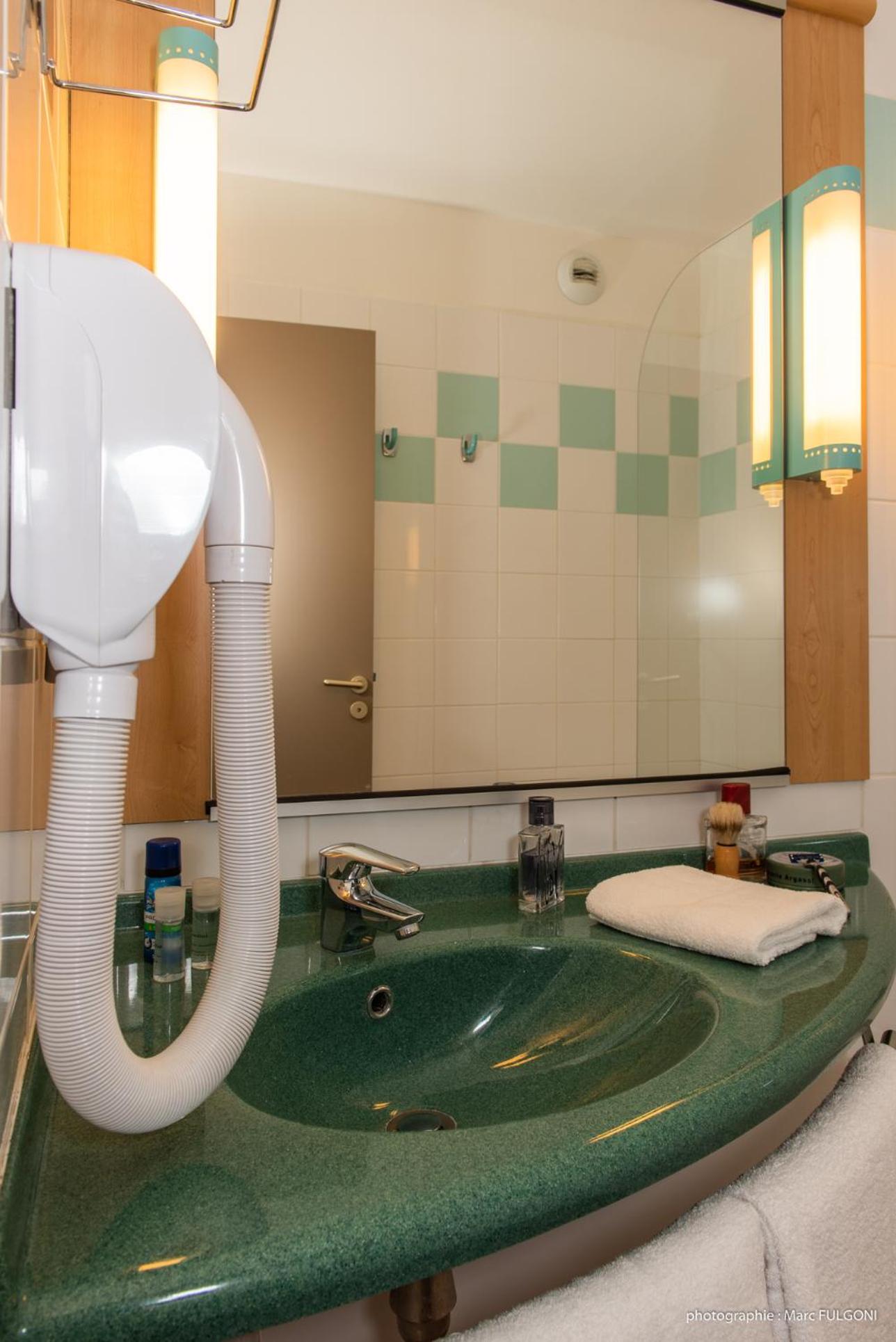 Standard Double Room - Photo 13