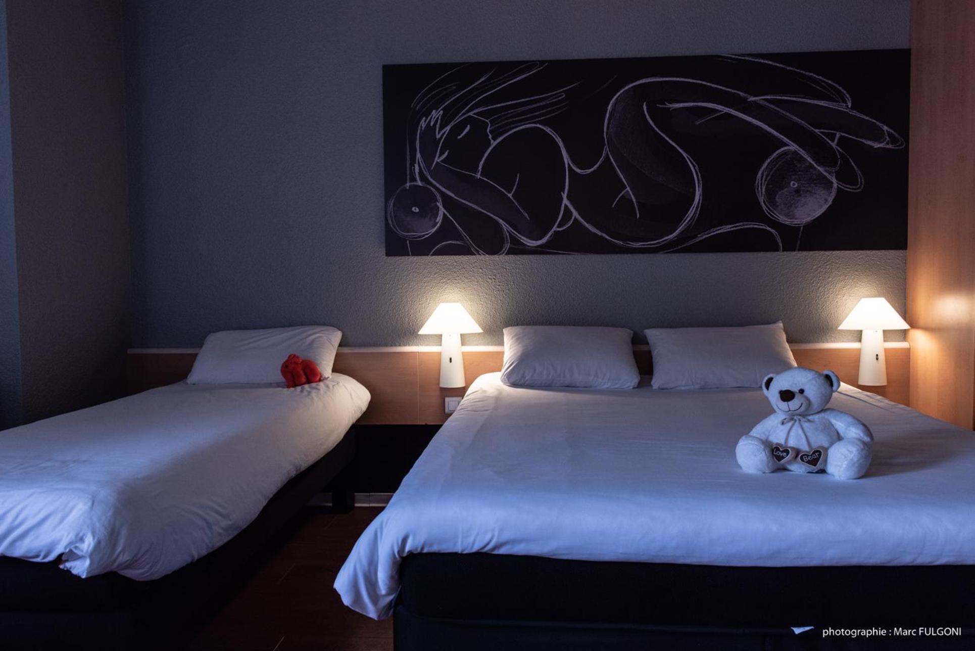 Standard Double Room with One Double and One Single Bed - Non-Smoking - Photo 7