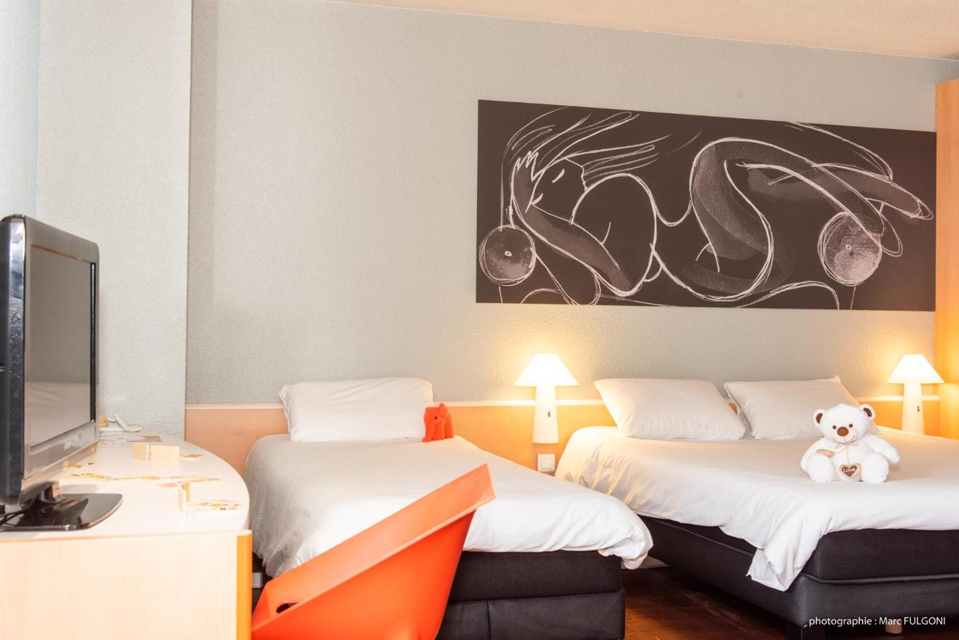 Standard Double Room with One Double and One Single Bed - Non-Smoking - Photo 8