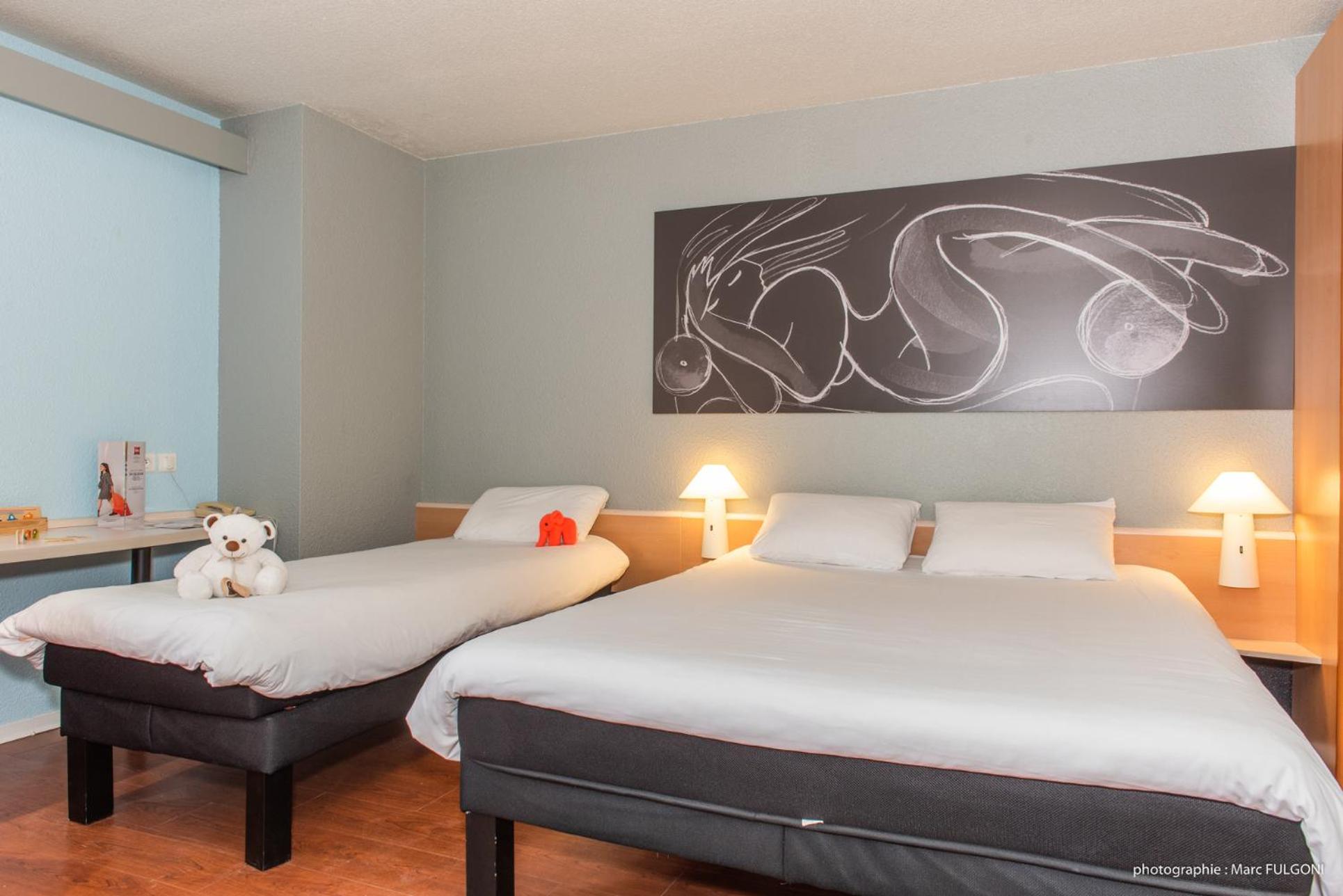 Standard Double Room with One Double and One Single Bed - Non-Smoking - Photo 9