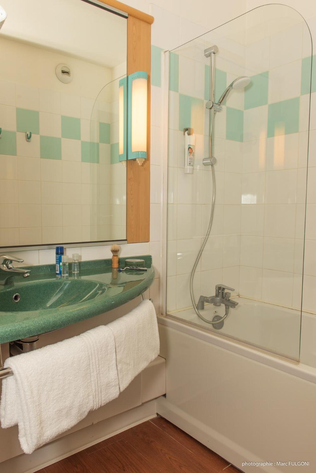 Standard Double Room with One Double and One Single Bed - Non-Smoking - Photo 12