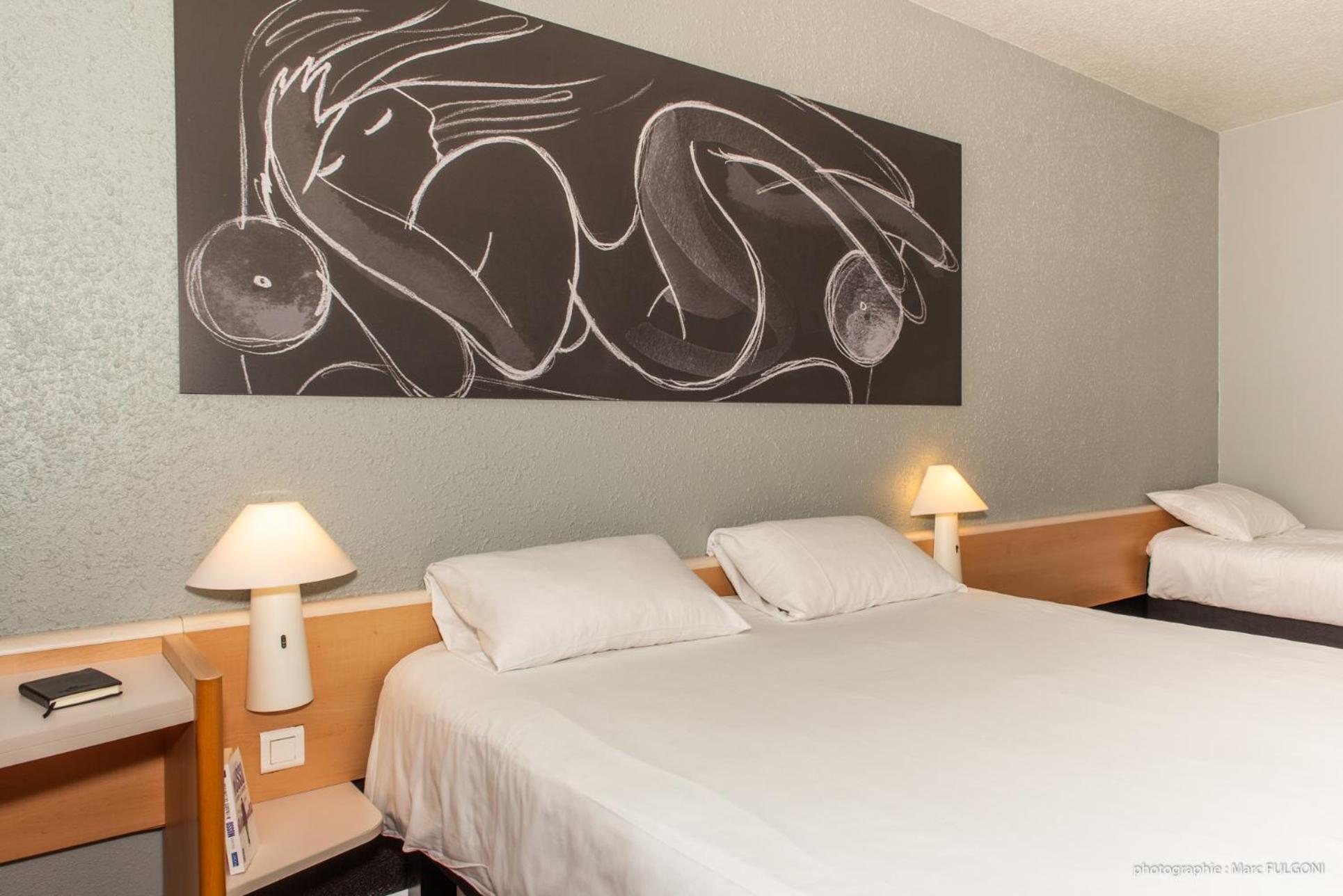 Standard Double Room with One Double and One Single Bed - Non-Smoking - Photo 4