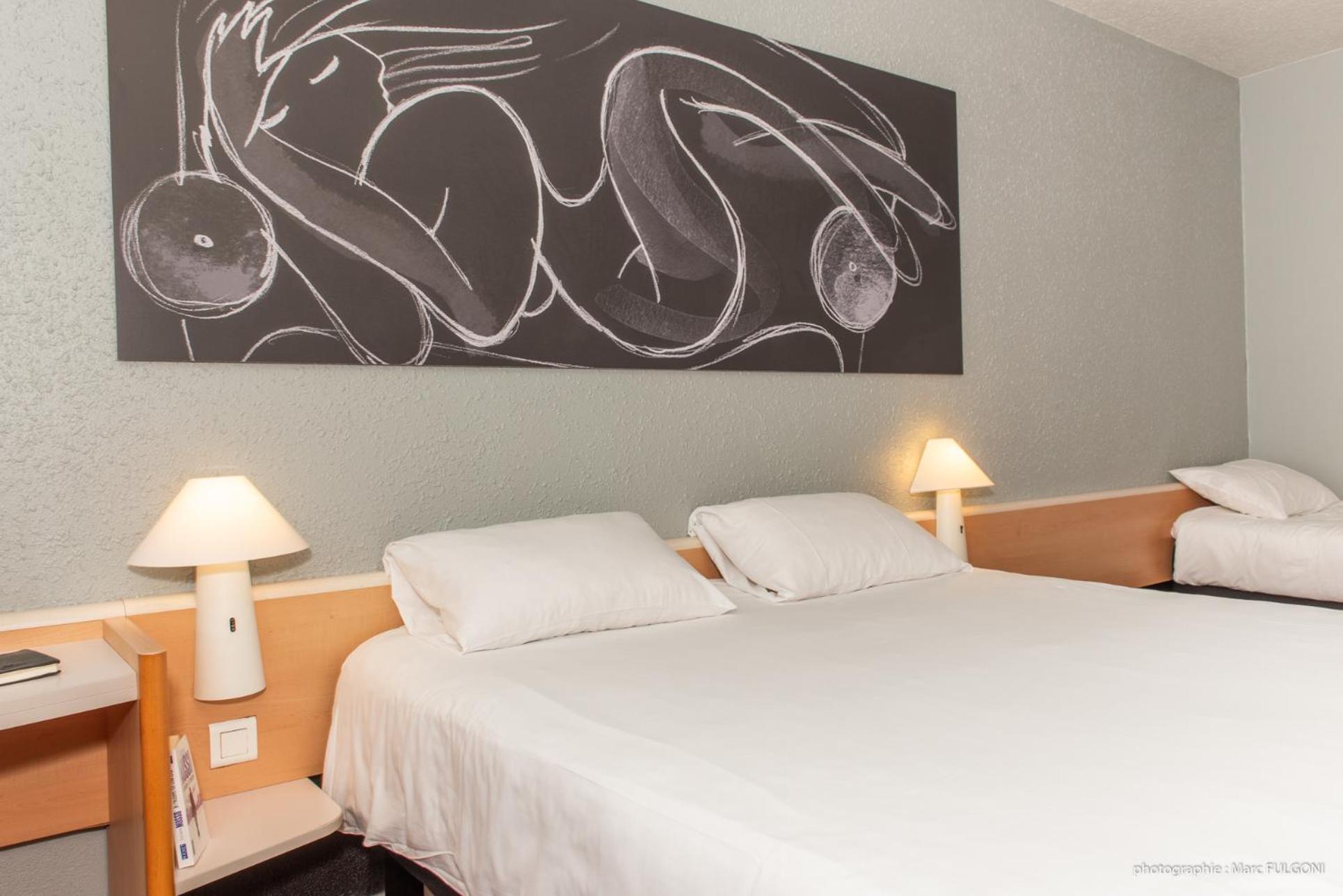 Standard Double Room with One Double and One Single Bed - Non-Smoking - Photo 3