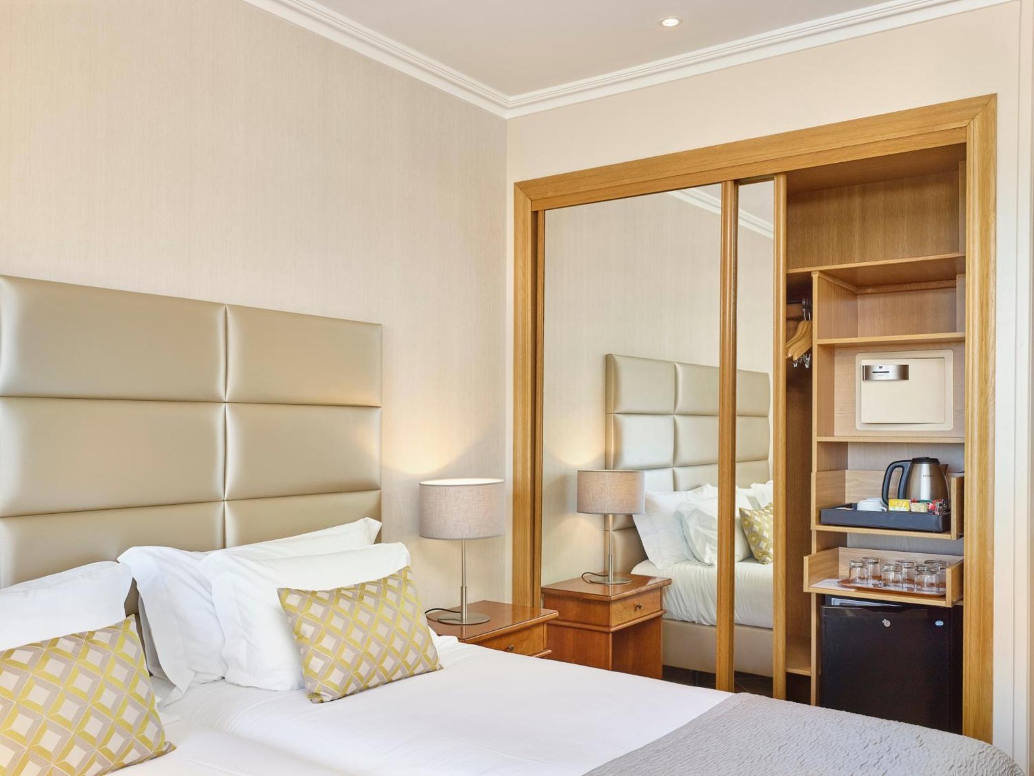 Double Room with Side Sea View - Photo 3