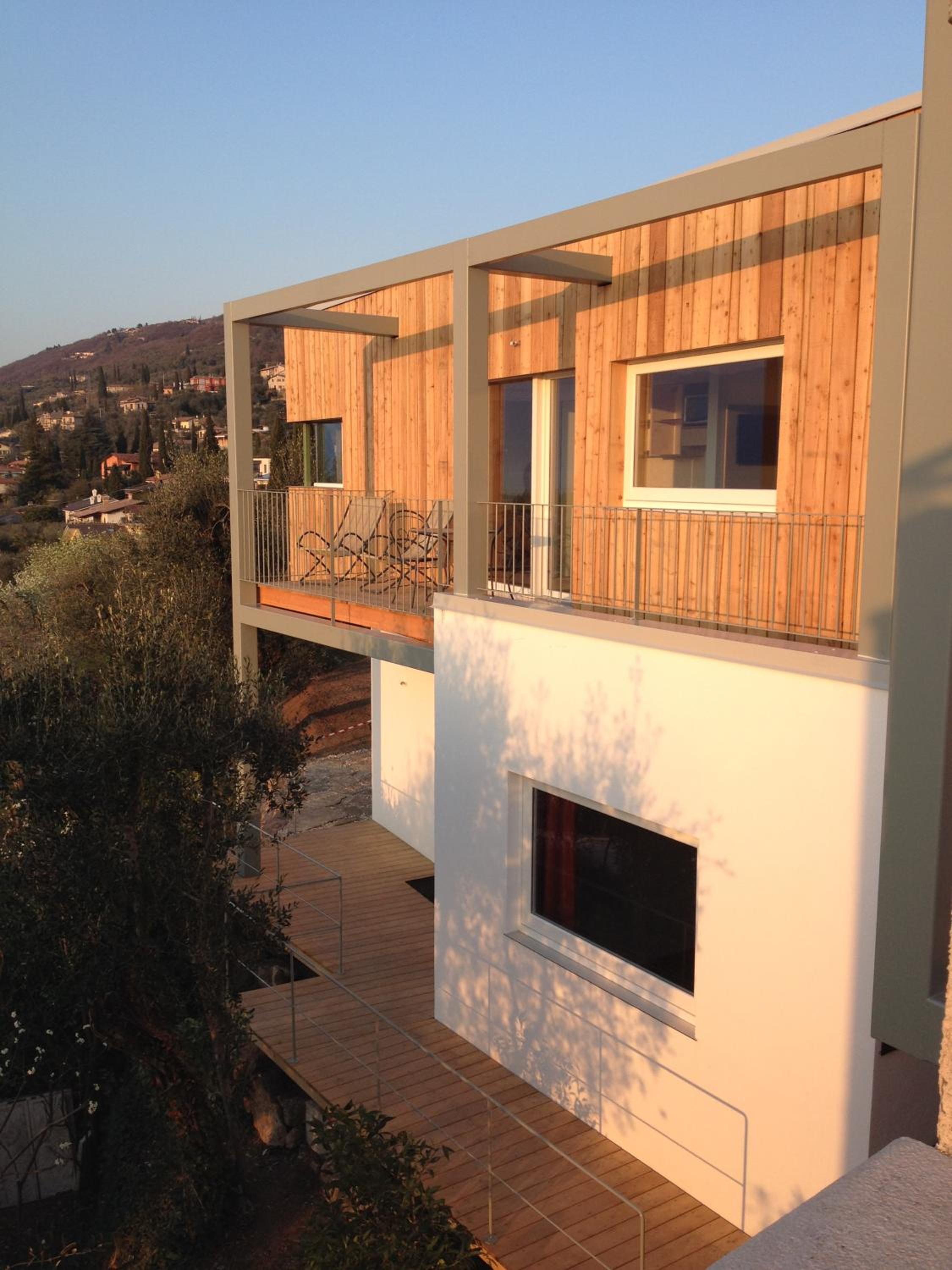 One-Bedroom Apartment with Balcony and Lake View - Photo 3