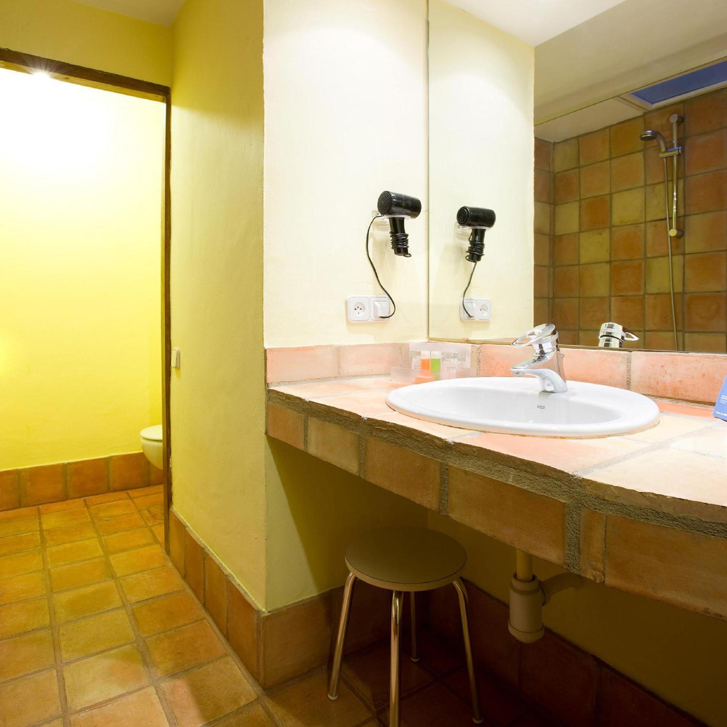Double Room (2 Adults + 1 Child ) - Photo 4