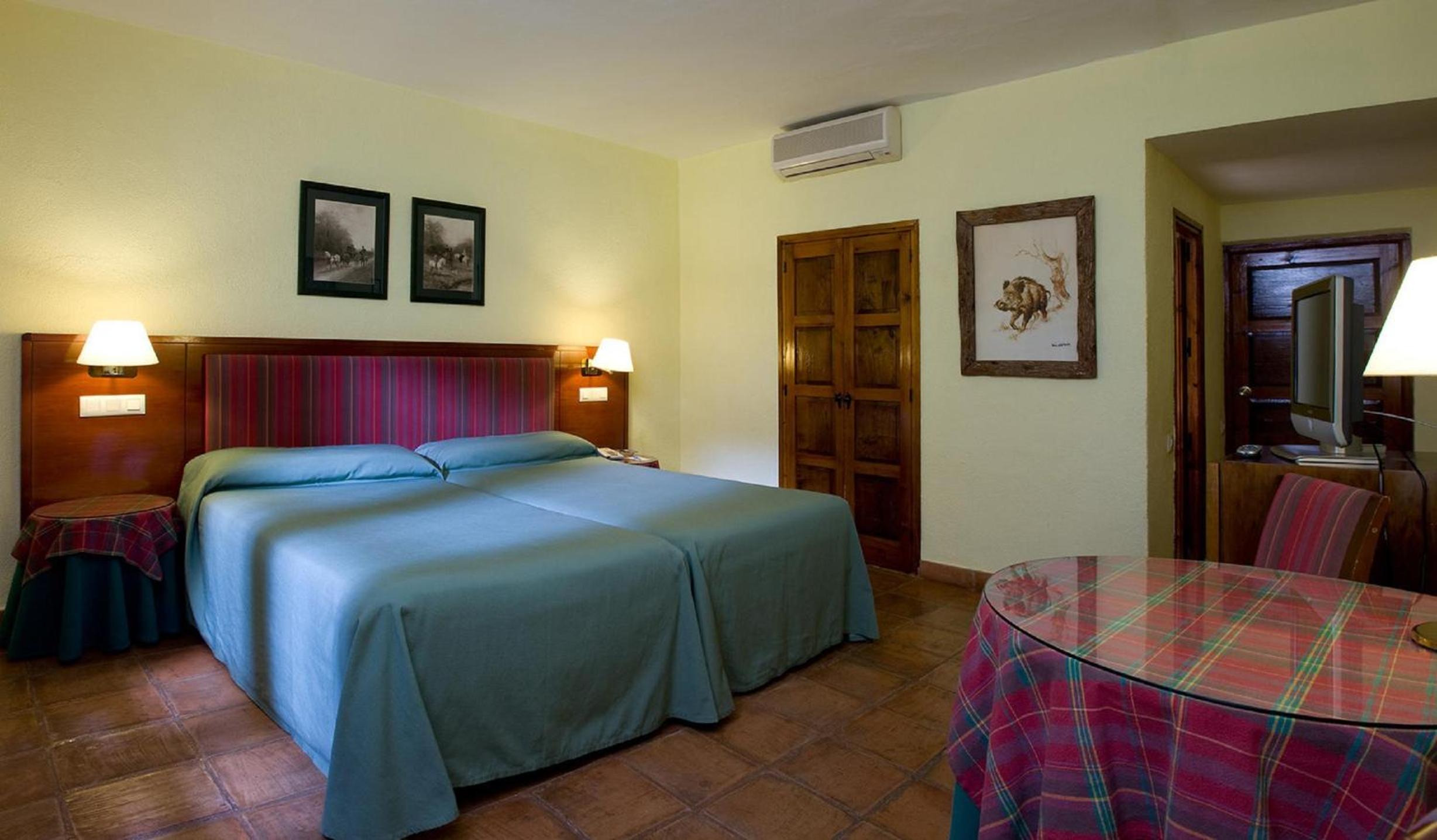 Double Room (2 Adults + 1 Child ) - Photo 3