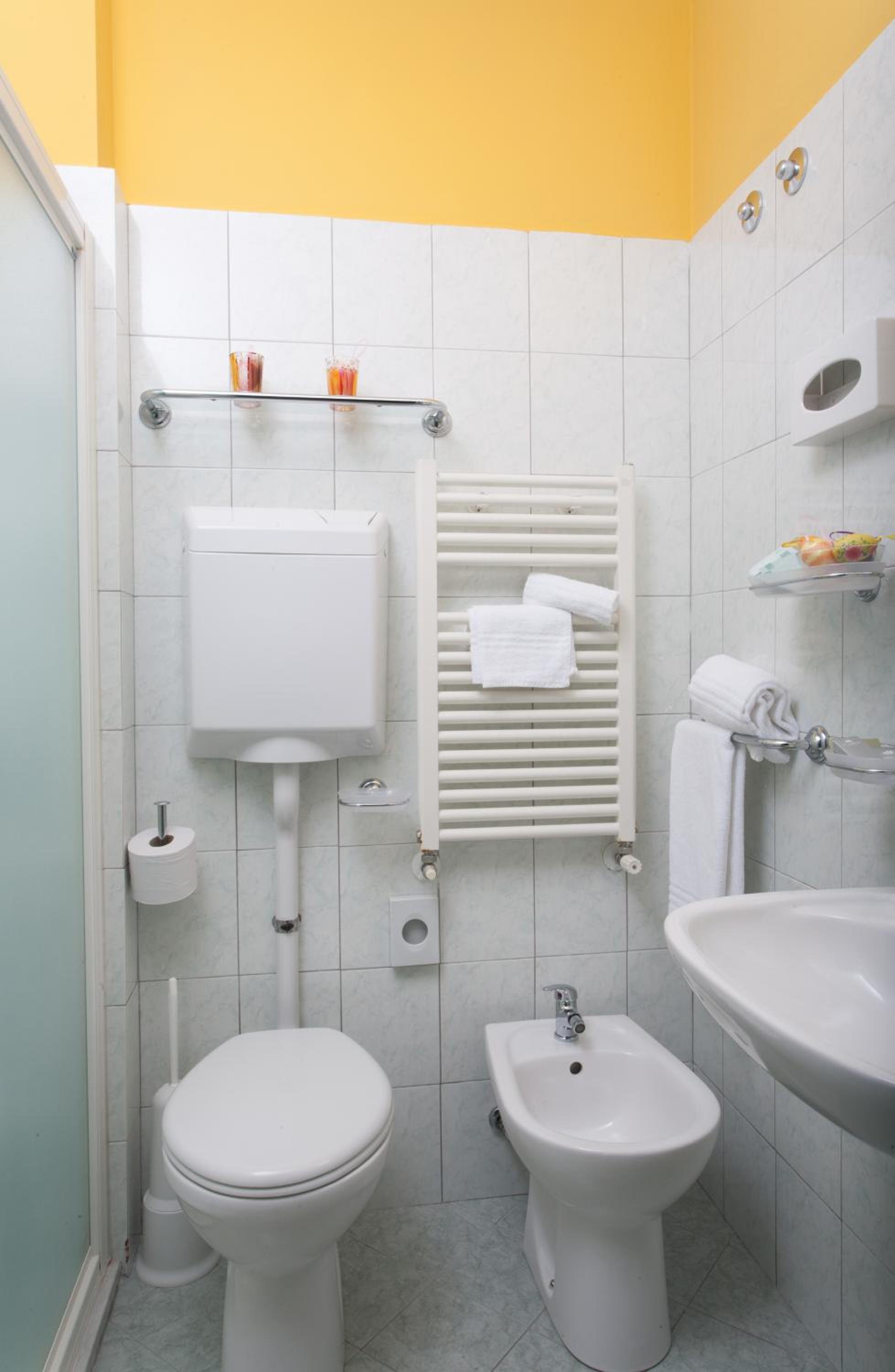 Double or Twin Room with Balcony - Photo 3