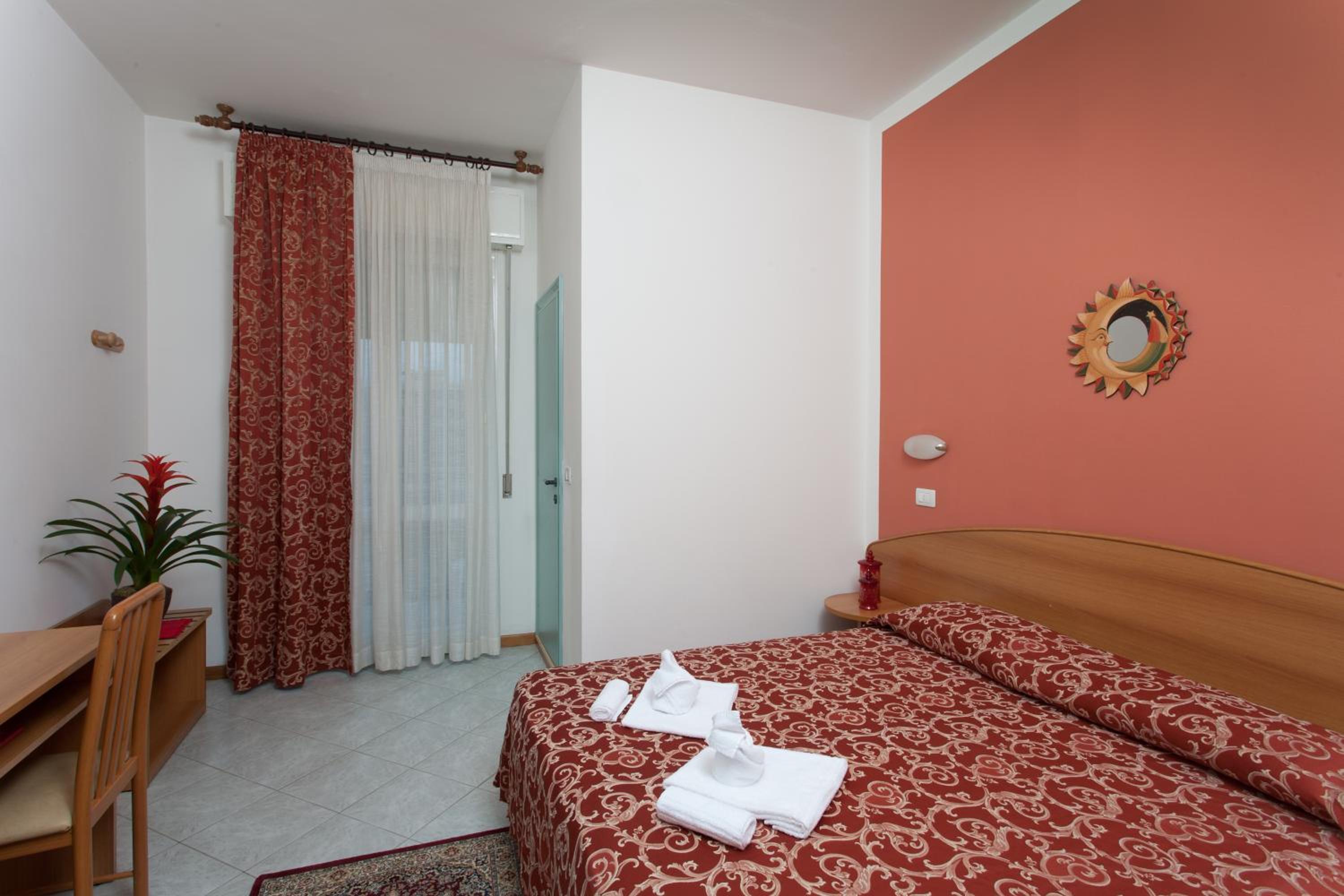 Double or Twin Room with Balcony - Photo 4