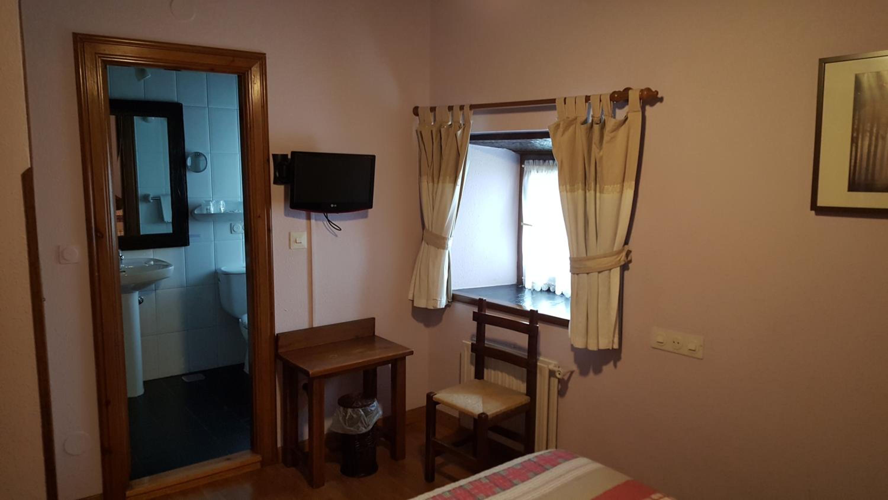 Small Double Room - Photo 1