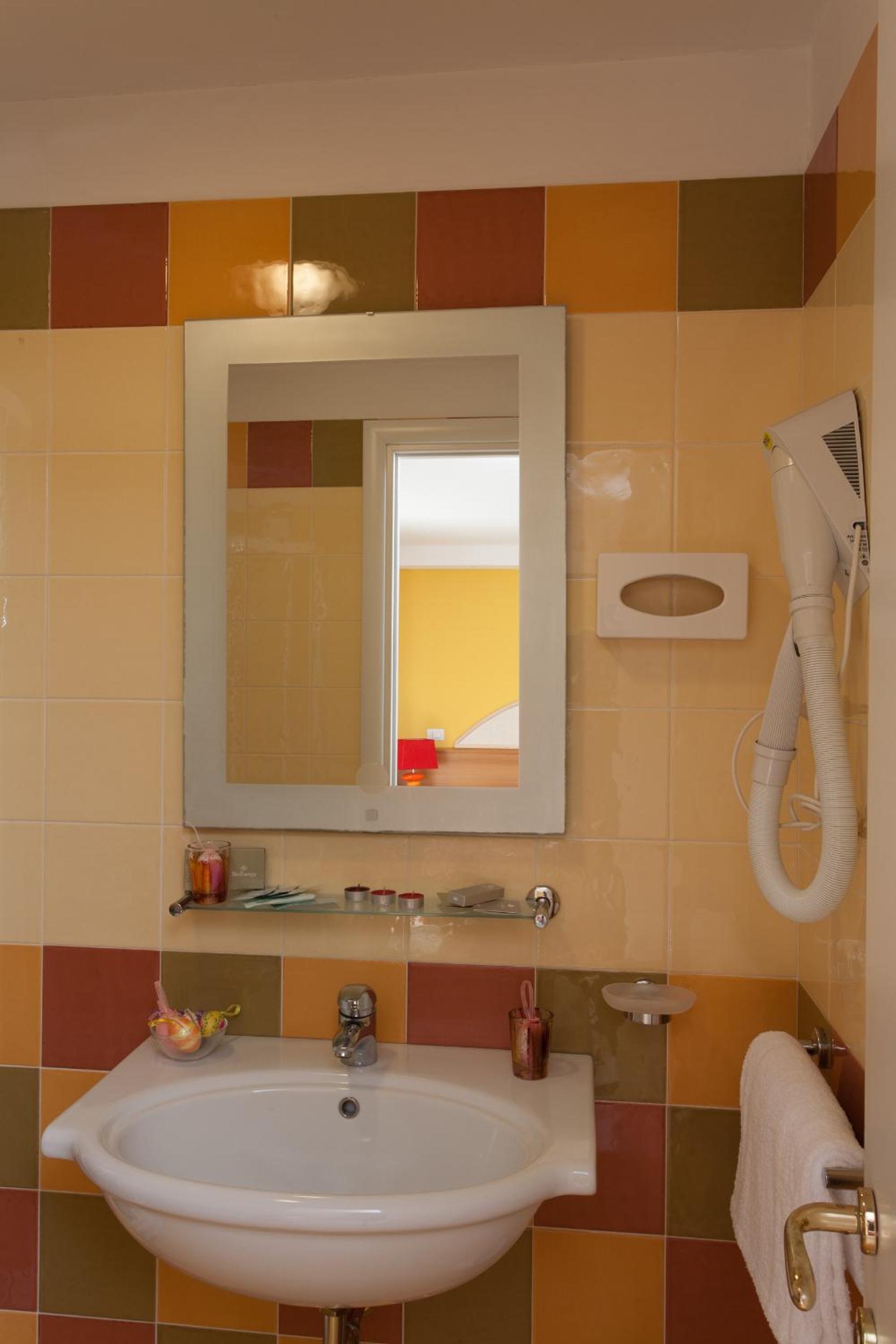Quadruple Room with Balcony - Photo 3